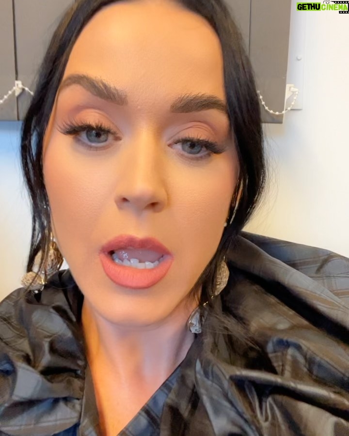 Katy Perry Instagram - hard hitting q’s from backstage with @stellamccartney at the #coronationconcert on @bbc and @pbs for us ‘mericans fight it all out in the comments and blame @orlandobloom 🇬🇧 Great Britain