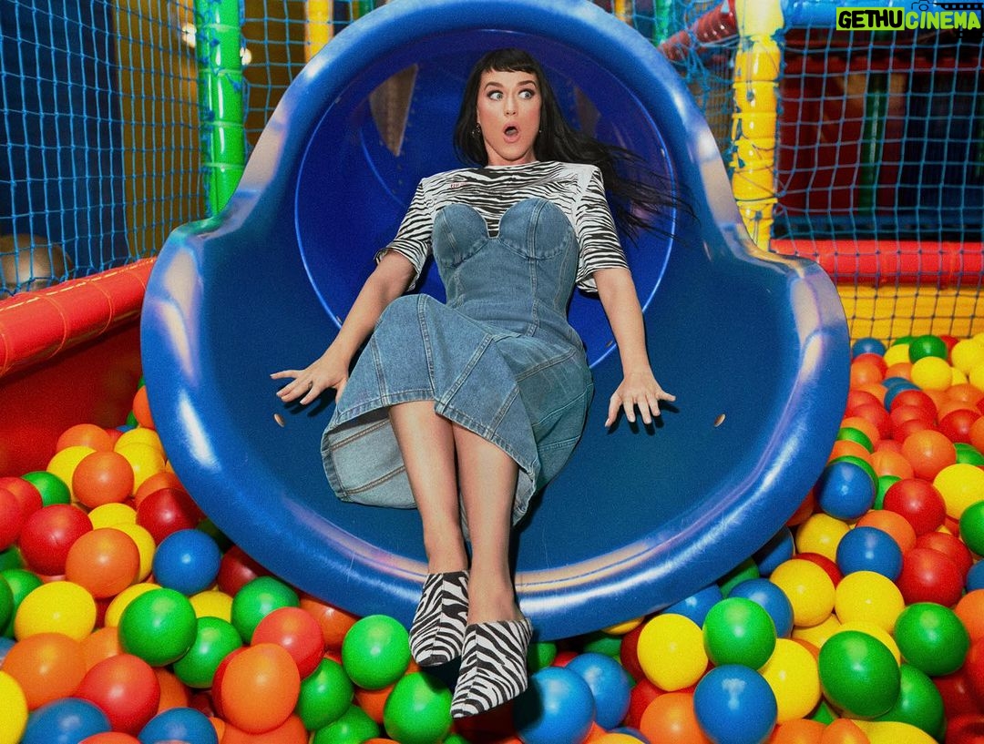 Katy Perry Instagram - Let’s slide into fall! 🤹♀️🦓 @katyperrycollections
