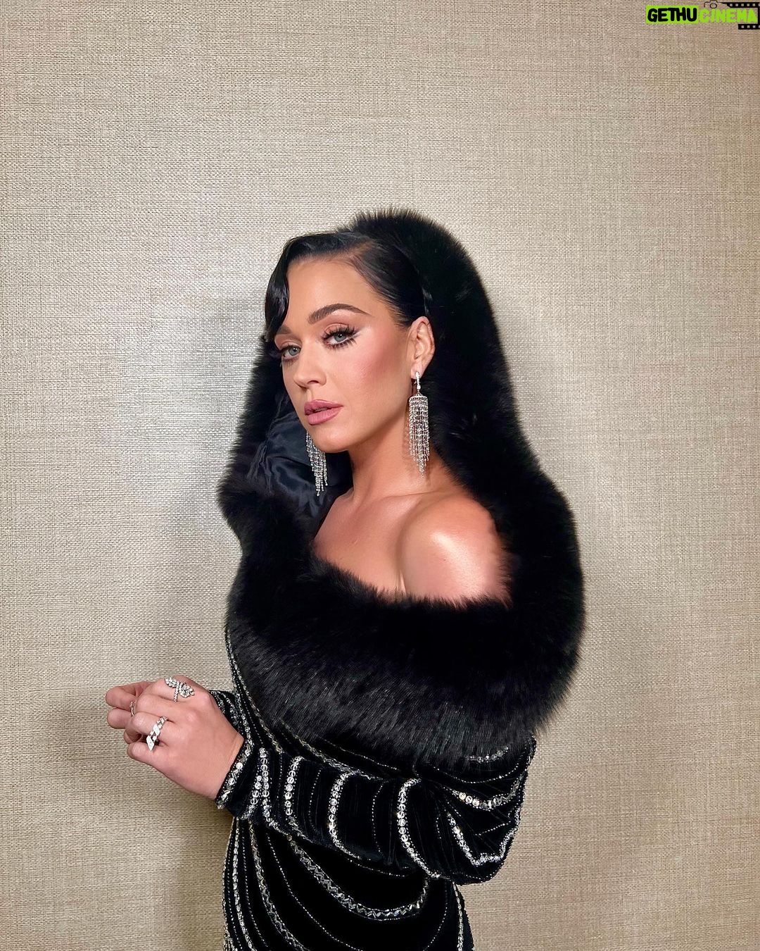 Katy Perry Instagram - TONIGHT I’m celebrating one of my all time favorite comediennes… it’s Carol Burnett’s 90th birthday and I’m singing a very special song! 👂🏻♥️ Watch TONIGHT 8/7c on NBC and streaming on Peacock #CarolBurnett90