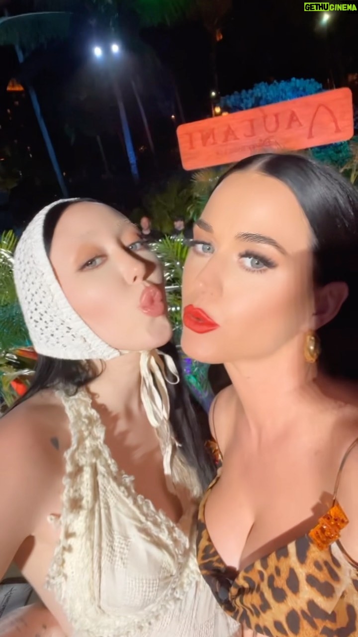 Katy Perry Instagram - Started at #WitnessTheTour 👁️ now we here 🏝️ #idol