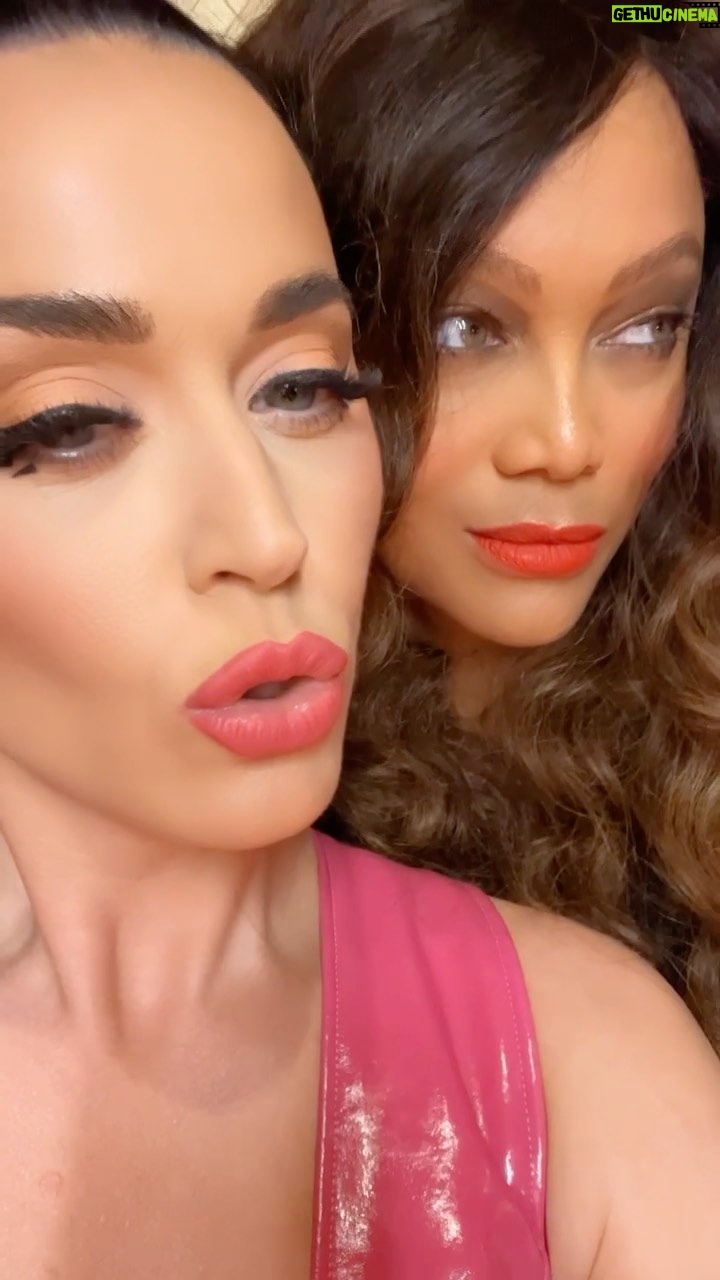 Katy Perry Instagram - Smize for your mothers before #idol 👀
