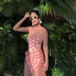 Katy Perry Instagram - It may look like I’m on vacation 🏝️ but on the inside I’m thinking WHAT THE SHELL?! 😵‍💫 (jk I’m actually easy breezy cause #idol is in America’s hands now! 🤸🏻‍♀️) 📸: @manthony783