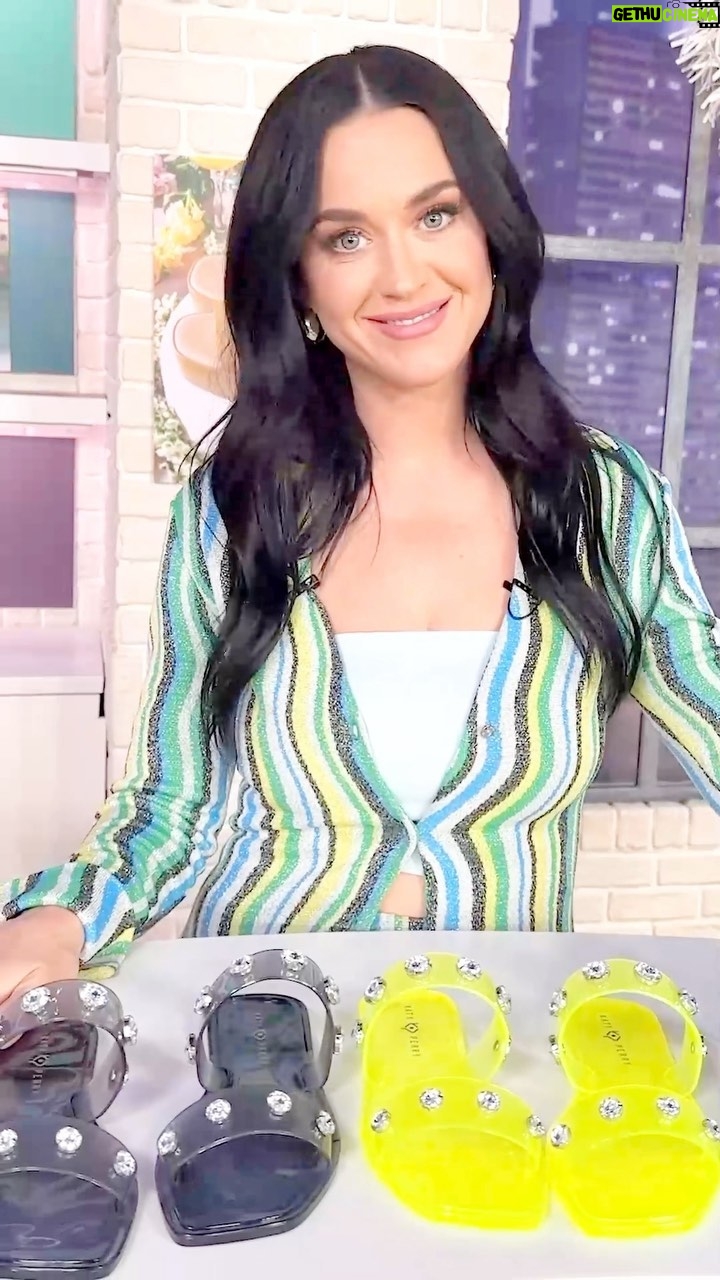 Katy Perry Instagram - Answering all of ur 🔥BURNING QUESTIONS🔥 except where’s #KP6 at 🙃 HAPPY SHOESDAY TUESDAY KATYRATS 😈
