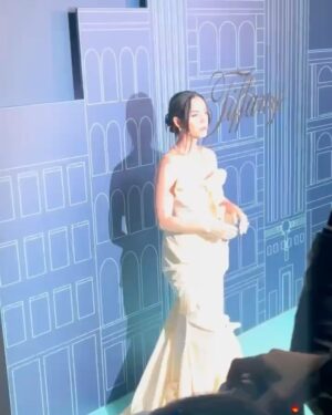 Katy Perry Instagram - now look at me I’m sparkling 💎 #TheTiffanyLandmark @tiffanyandco

📸 @manthony783
