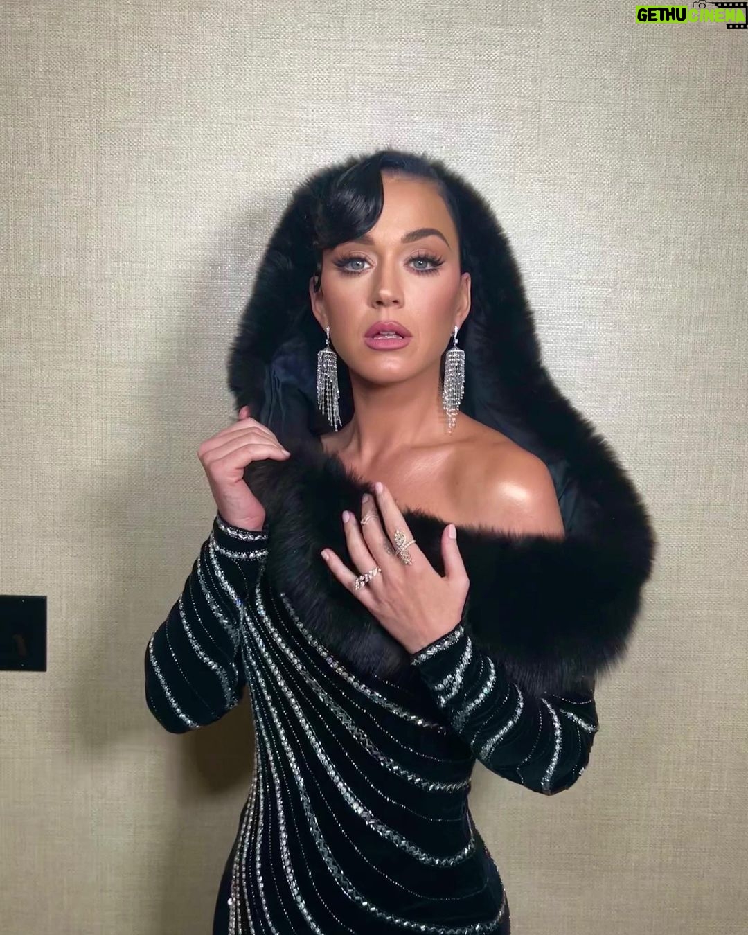 Katy Perry Instagram - TONIGHT I’m celebrating one of my all time favorite comediennes… it’s Carol Burnett’s 90th birthday and I’m singing a very special song! 👂🏻♥️ Watch TONIGHT 8/7c on NBC and streaming on Peacock #CarolBurnett90