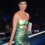 Katy Perry Instagram - This show is not for the faint of 💚 Watch #idol for the Top 20 reveal and keep your phone charged to vote after the show 🗳️📱 📸: @biancanicdao
