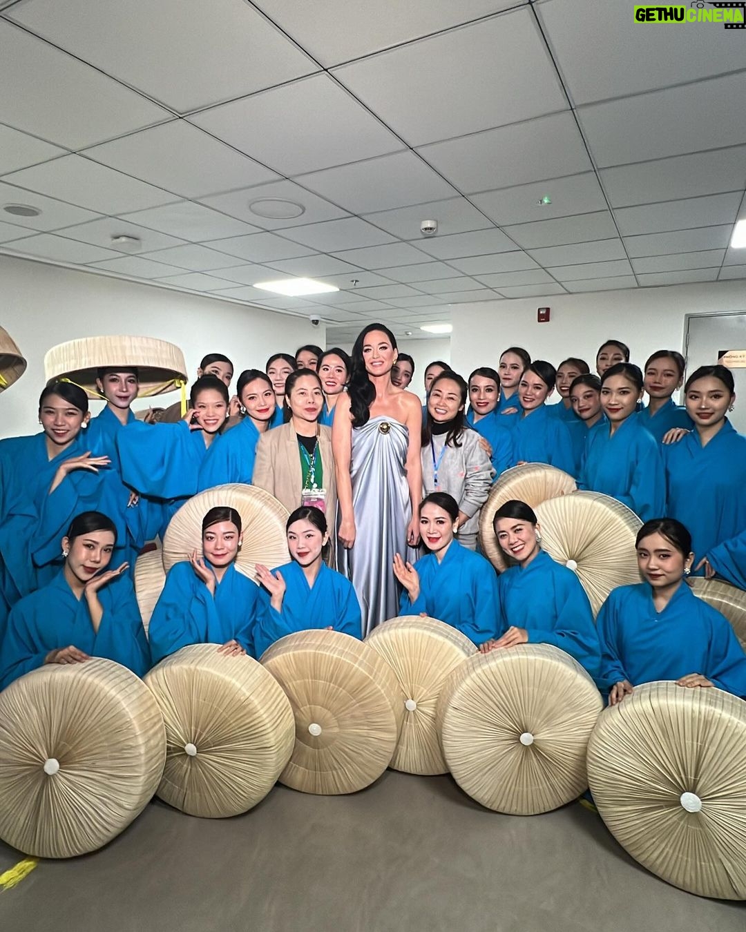 Katy Perry Instagram - My favorite 🏆 ceremonies are ones that award remarkable scientists prizes for their 🌏-changing work. Thank you VinFuture for bringing me back to Vietnam to finally sing there for the first time! 🫰🏻 #VinFuturePrize