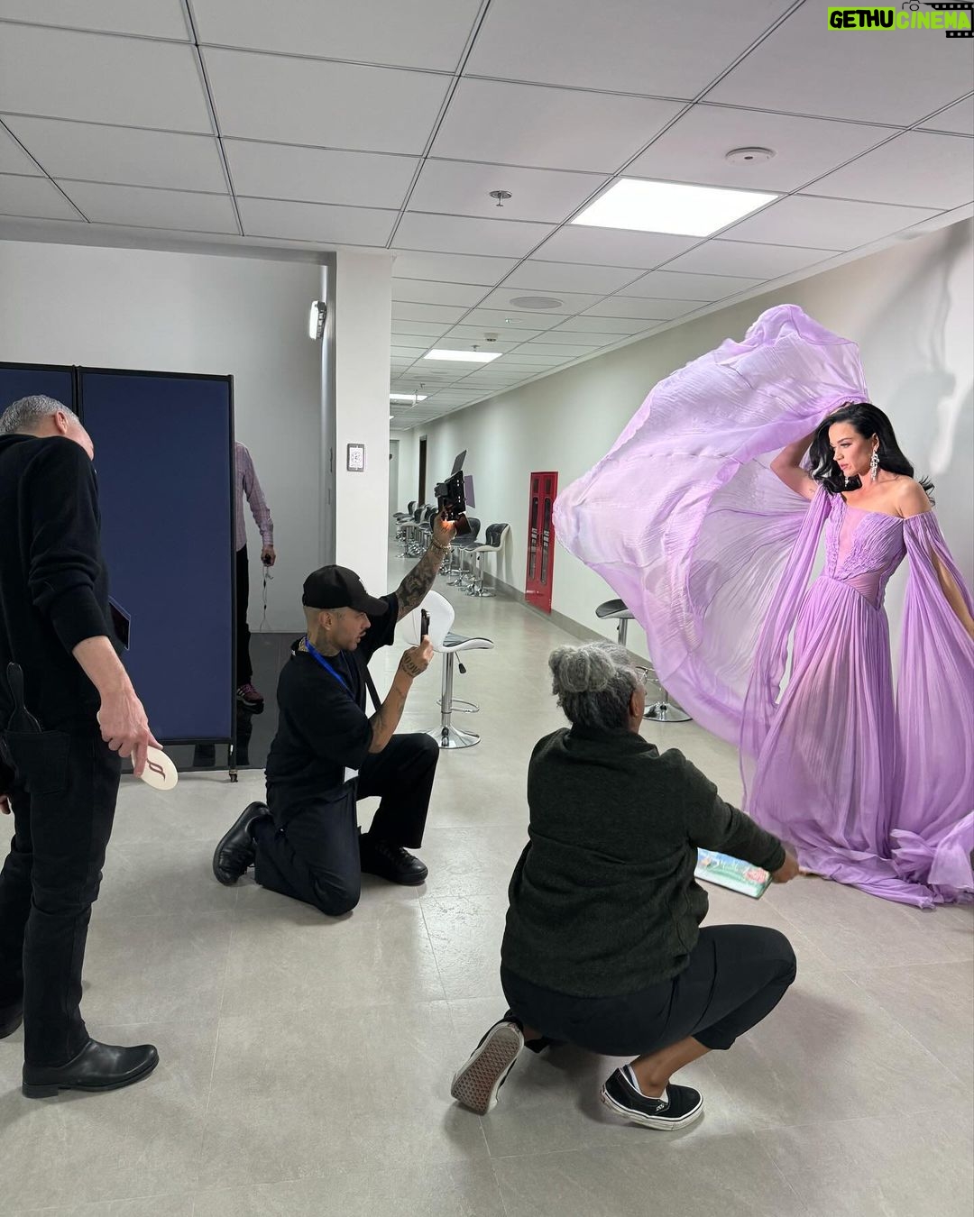 Katy Perry Instagram - My favorite 🏆 ceremonies are ones that award remarkable scientists prizes for their 🌏-changing work. Thank you VinFuture for bringing me back to Vietnam to finally sing there for the first time! 🫰🏻 #VinFuturePrize