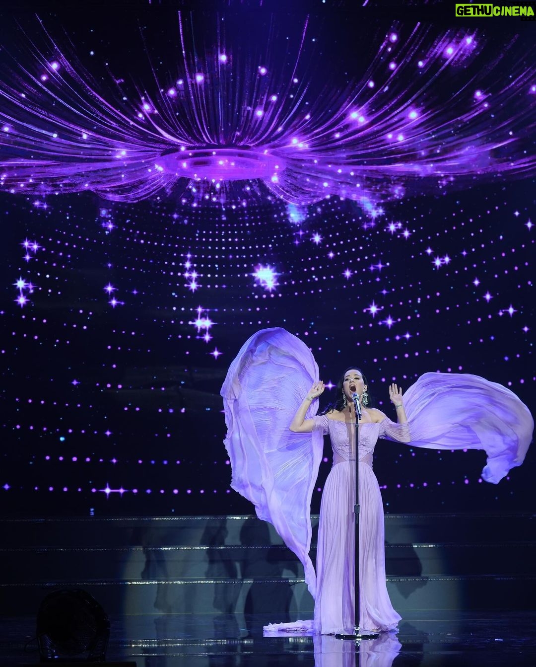 Katy Perry Instagram - My favorite 🏆 ceremonies are ones that award remarkable scientists prizes for their 🌏-changing work. Thank you VinFuture for bringing me back to Vietnam to finally sing there for the first time! 🫰🏻 #VinFuturePrize
