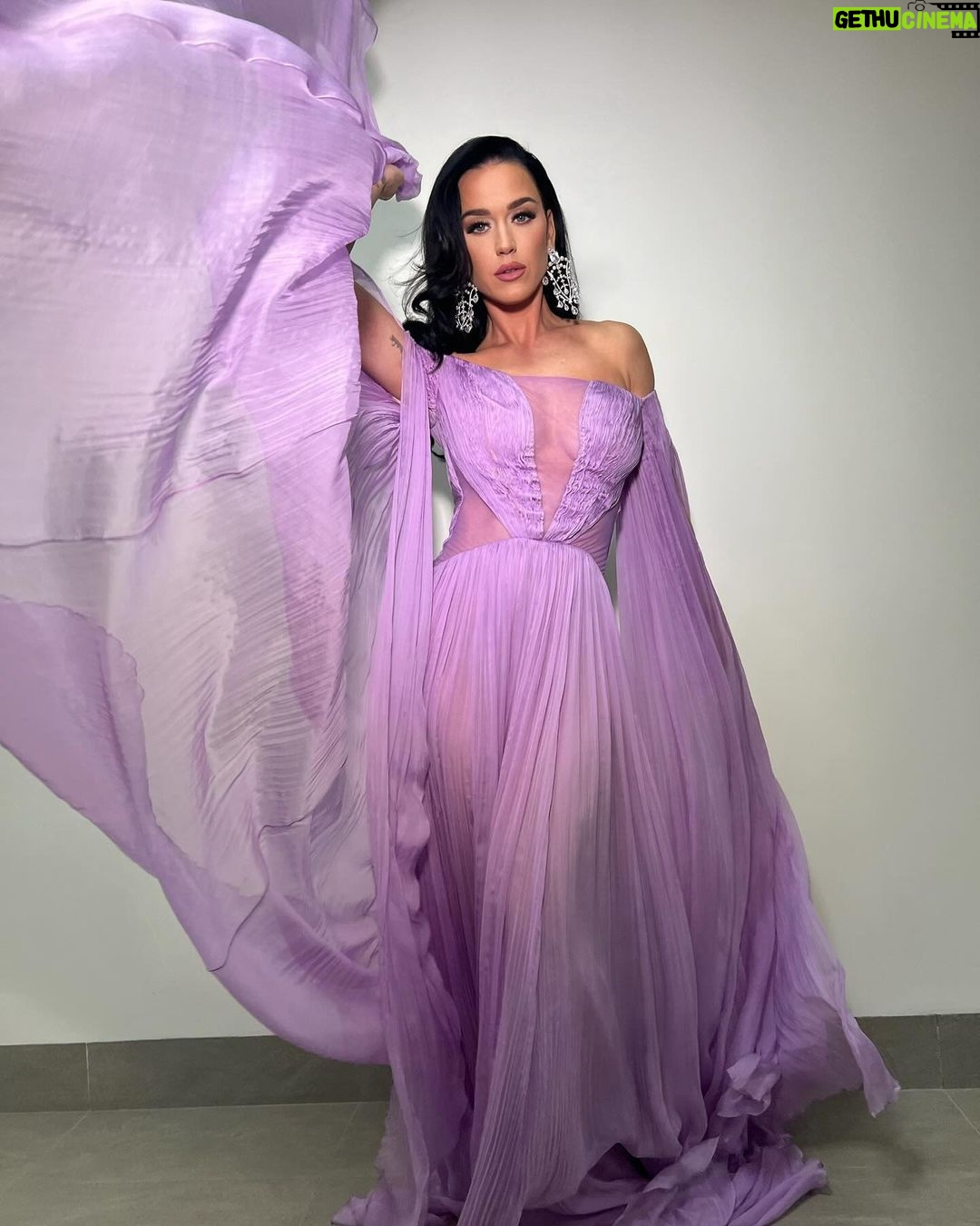 Katy Perry Instagram - My favorite 🏆 ceremonies are ones that award remarkable scientists prizes for their 🌏-changing work. Thank you VinFuture for bringing me back to Vietnam to finally sing there for the first time! 🫰🏻 #VinFuturePrize