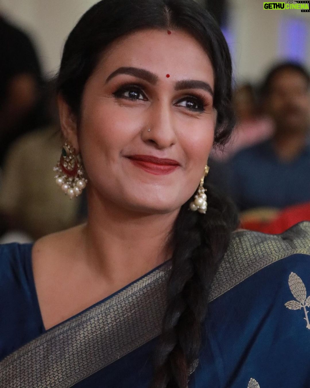 Kavitha Nair Instagram - 1.1.24 Received this love and appreciation from Kalabhavan Mani Charitable Foundation, Sumi and I are indebted to all forces of nature brought us together♥️ Entire cast and crew of our show #anuragaganampole , @zeekeralam fam.. thank you 🙏🏽 Lots of love to the viewers for giving me immense amount of appreciation and support ♥️ y’all are super sweet and kind ! #bestactorfemale #malayalamtelevision #yearbeginswithgratitude