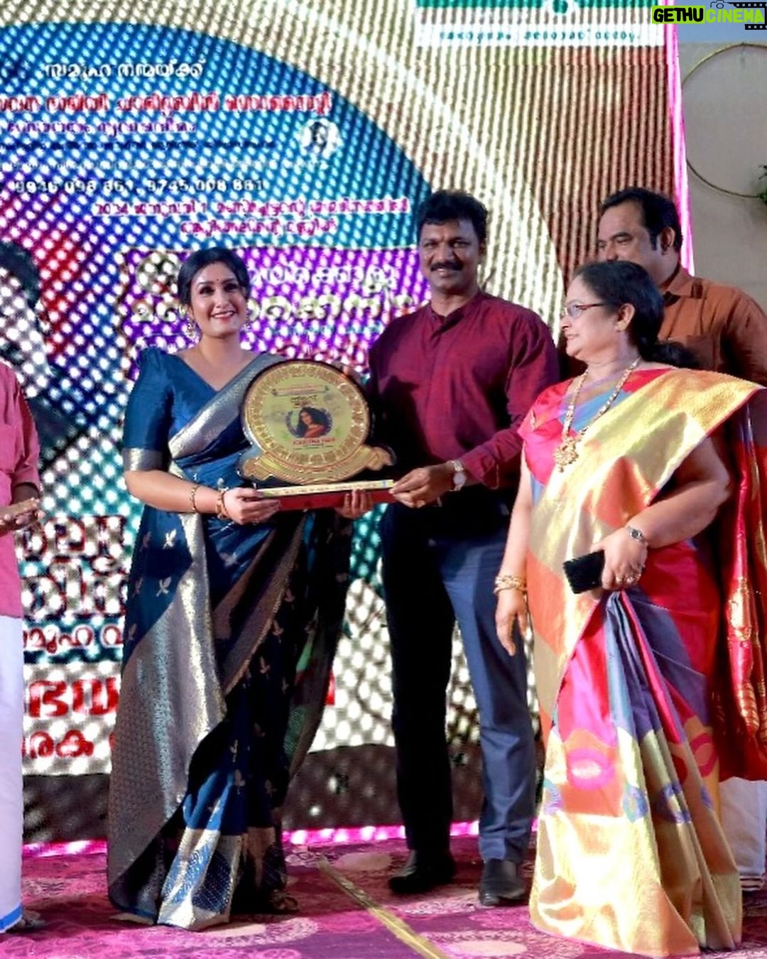 Kavitha Nair Instagram - 1.1.24 Received this love and appreciation from Kalabhavan Mani Charitable Foundation, Sumi and I are indebted to all forces of nature brought us together♥️ Entire cast and crew of our show #anuragaganampole , @zeekeralam fam.. thank you 🙏🏽 Lots of love to the viewers for giving me immense amount of appreciation and support ♥️ y’all are super sweet and kind ! #bestactorfemale #malayalamtelevision #yearbeginswithgratitude