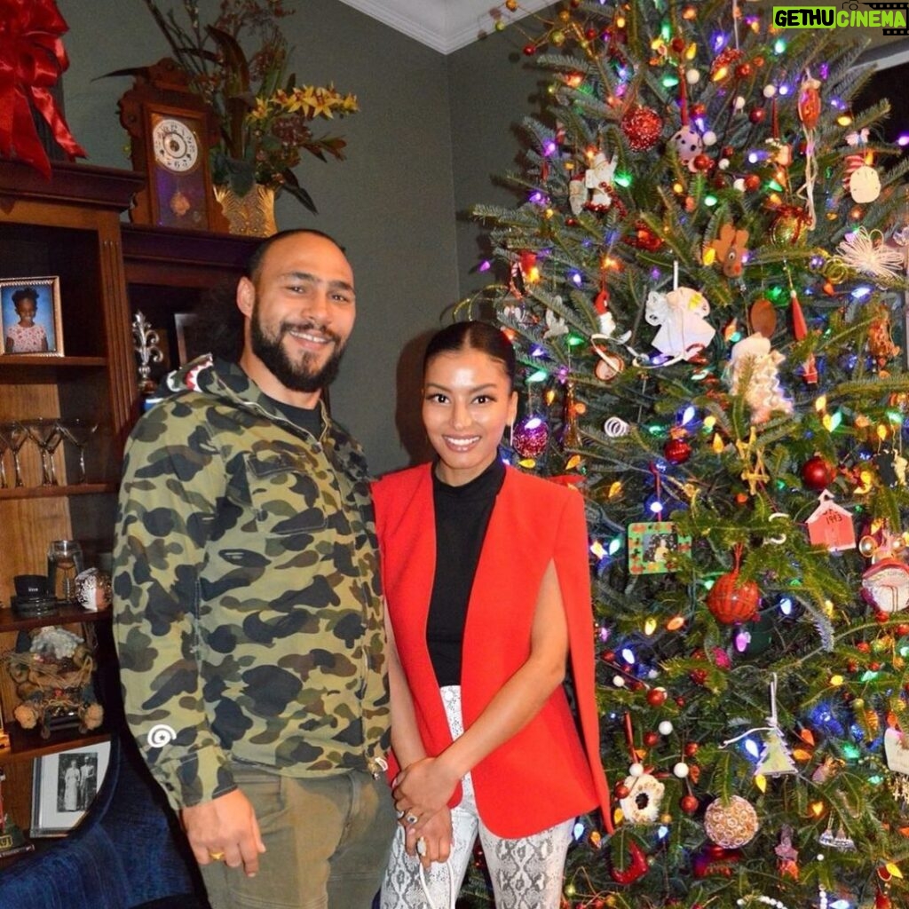 Keith Thurman Instagram - Happy holidays from the wife and I everyone cherish family be blessed #lifeisagift🎁