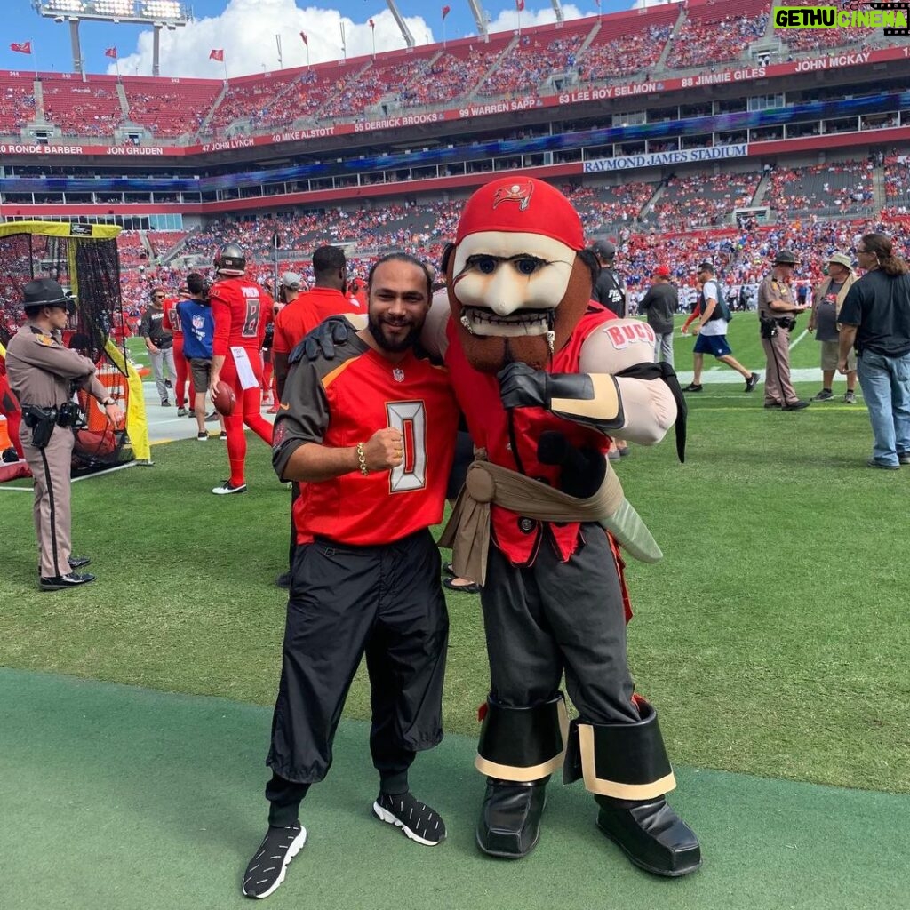 Keith Thurman Instagram - Thanks for the sparring session today Captain Fear! Great day at @rjstadium and BIG win for the @buccaneers!! #GoBucs #OneTime Raymond James Stadium