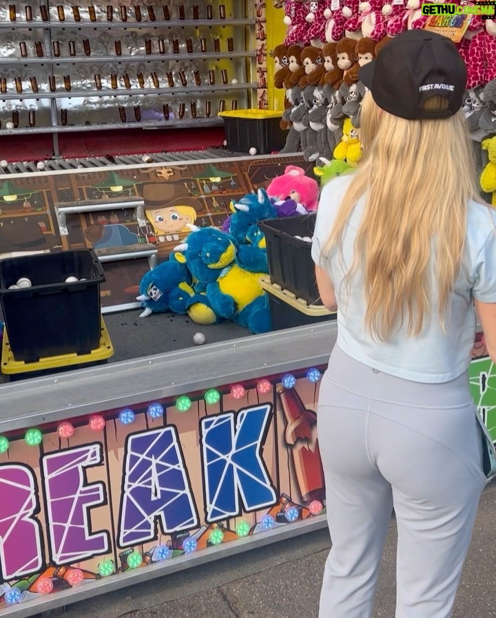 Kelsey Cook Instagram - Took my foosball wrists of fury to the fair 🎡🍋🍨🐊 Minnesota State Fair