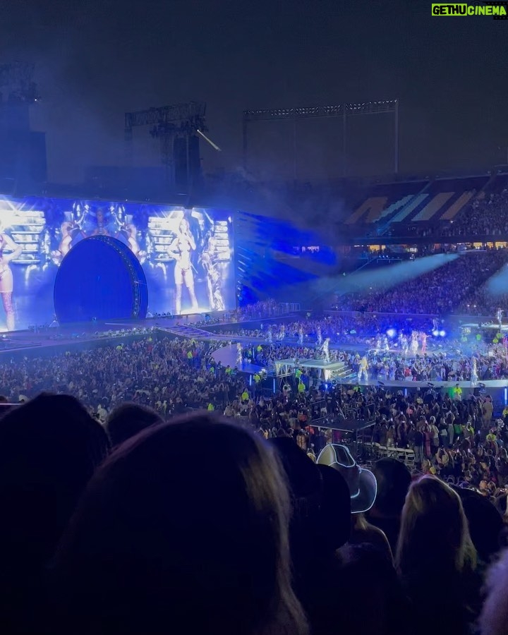 Kelsey Cook Instagram - Getting ready to see Beyoncé is like going to adult prom 💃🏼✨ such an incredible concert and we had the best time celebrating Jamie’s birthday!! 😘🥳👑