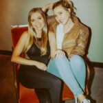 Kelsey Cook Instagram - HAPPY 30th @taylortomlinson!! 🎂❤️🥳 I’ve been so proud watching you make HISTORY this week as the youngest female late night host, and getting to see you make your dreams come true the past 7 years. Delanie and I are so lucky to have you in our lives and we’re giving you a massive birthday hug through the phone 🤗