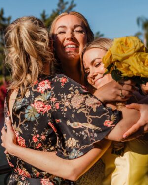 Kelsey Cook Instagram - HAPPY 30th @taylortomlinson!! 🎂❤️🥳 I’ve been so proud watching you make HISTORY this week as the youngest female late night host, and getting to see you make your dreams come true the past 7 years. Delanie and I are so lucky to have you in our lives and we’re giving you a massive birthday hug through the phone 🤗