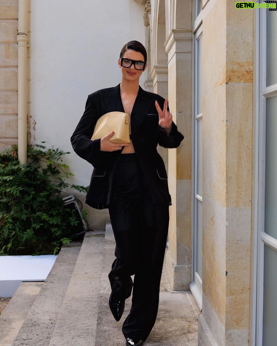 Kendall Jenner Instagram - closing @victoriabeckham ! thank you for including me in your beautiful show VB 🤍