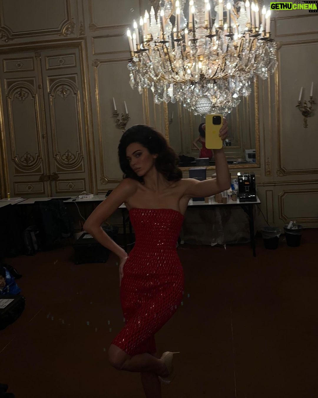 Kendall Jenner Instagram - !!! closing @schiaparelli tonight love you @danielroseberry you legend ❤️