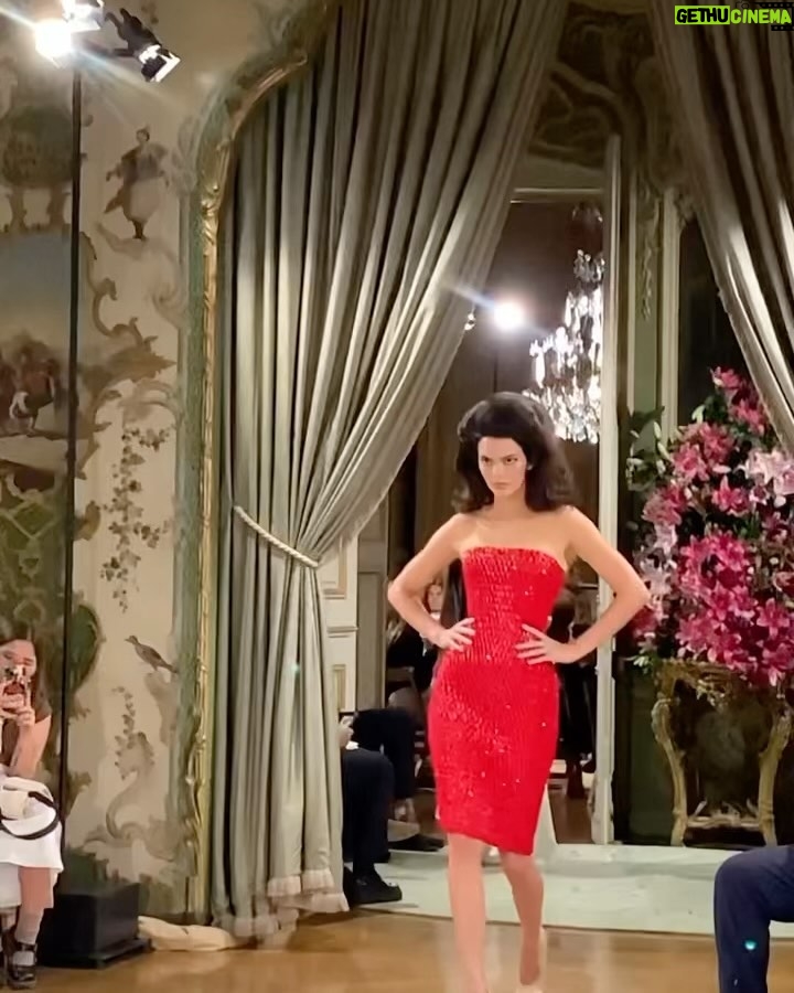 Kendall Jenner Instagram - !!! closing @schiaparelli tonight love you @danielroseberry you legend ❤️