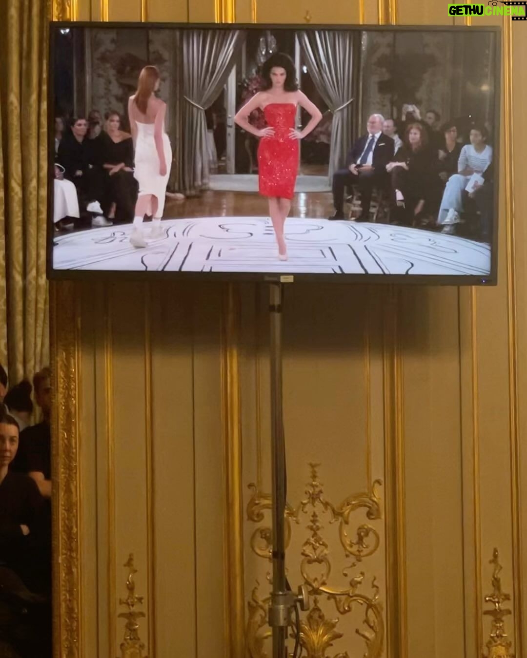 Kendall Jenner Instagram - !!! closing @schiaparelli tonight love you @danielroseberry you legend ❤️