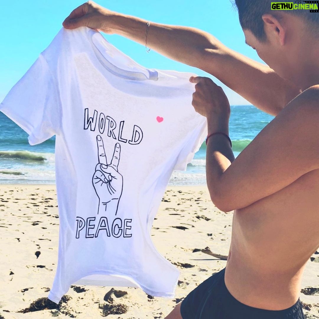 Kentaro Kameyama - 1.5K Likes - “World Peace” What can we do about this…? When we take a CLOSER look at it, we can always find something to make things better.
My “World Peace T” is available for purchase at www.kentarokameyama.com Enjoy the rest of your summer!
#worldpeace #fashion #summer