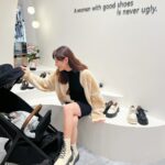 Kerstin Chan Instagram – 過幾天又要變冷了🧣
在那之前先帶著隨身配件（嬰兒）出門逛逛
12月最喜歡來信義區感受節慶氣氛🎄
看到跨年舞台正在搭建中
又驚呼一次2023竟然要過完了😱
青春一去不復返啊~~

走到ATT 4 FUN 
@amaitw 信義店新開幕 剛好來踩點
想買新鞋過新年的朋友可以來逛逛
AMAI的鞋墊是用乳膠製成 
出了名舒適好走

🙌🏻開幕慶活動資訊提供給大家
12/31 前全館88折
消費滿1800送手提包
12/31跨年夜買鞋免手提
免費宅配到家🏠 amai信義店