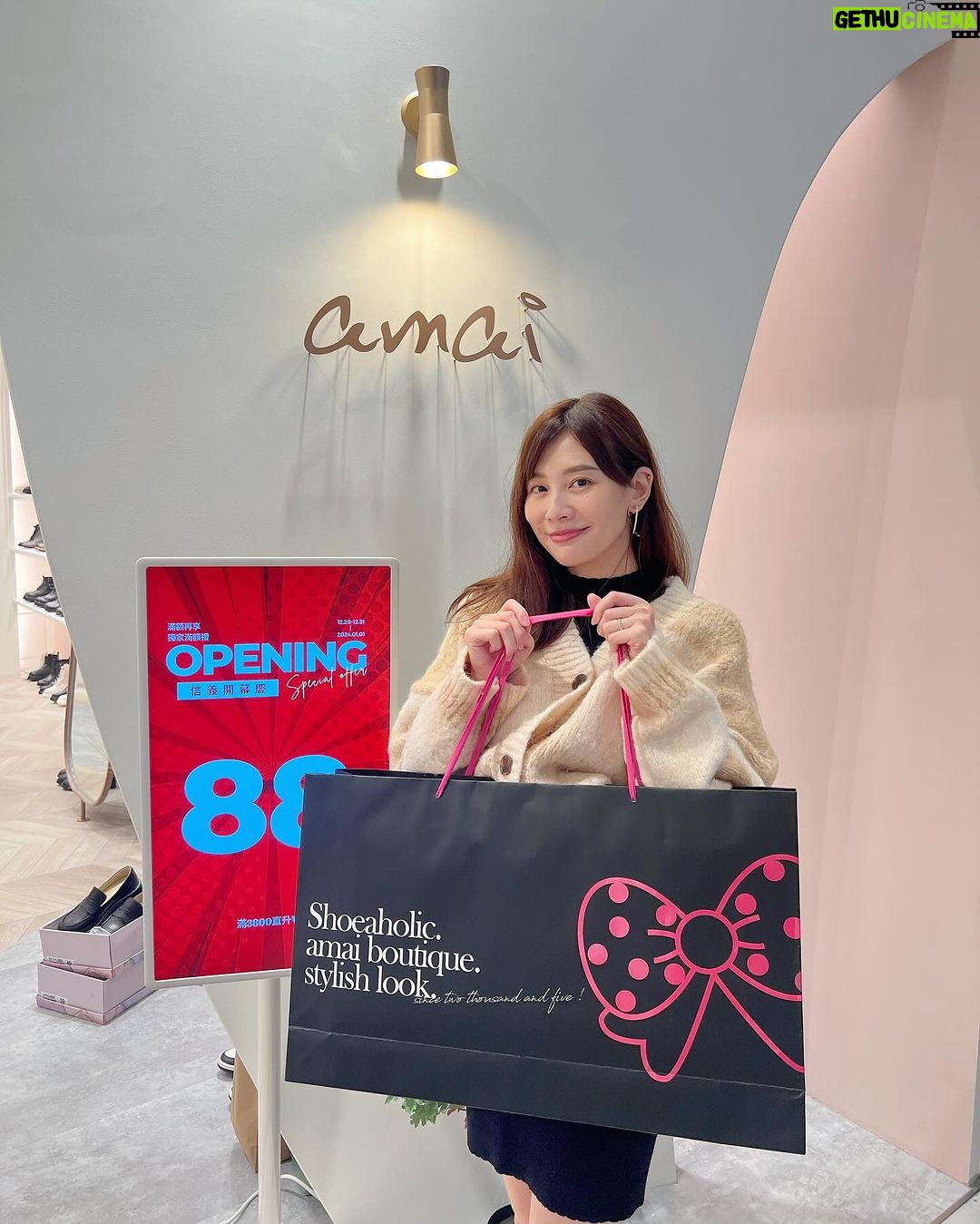 Kerstin Chan Instagram - 過幾天又要變冷了🧣 在那之前先帶著隨身配件(嬰兒)出門逛逛 12月最喜歡來信義區感受節慶氣氛🎄 看到跨年舞台正在搭建中 又驚呼一次2023竟然要過完了😱 青春一去不復返啊~~ 走到ATT 4 FUN @amaitw 信義店新開幕 剛好來踩點 想買新鞋過新年的朋友可以來逛逛 AMAI的鞋墊是用乳膠製成 出了名舒適好走 🙌🏻開幕慶活動資訊提供給大家 12/31 前全館88折 消費滿1800送手提包 12/31跨年夜買鞋免手提 免費宅配到家🏠 amai信義店