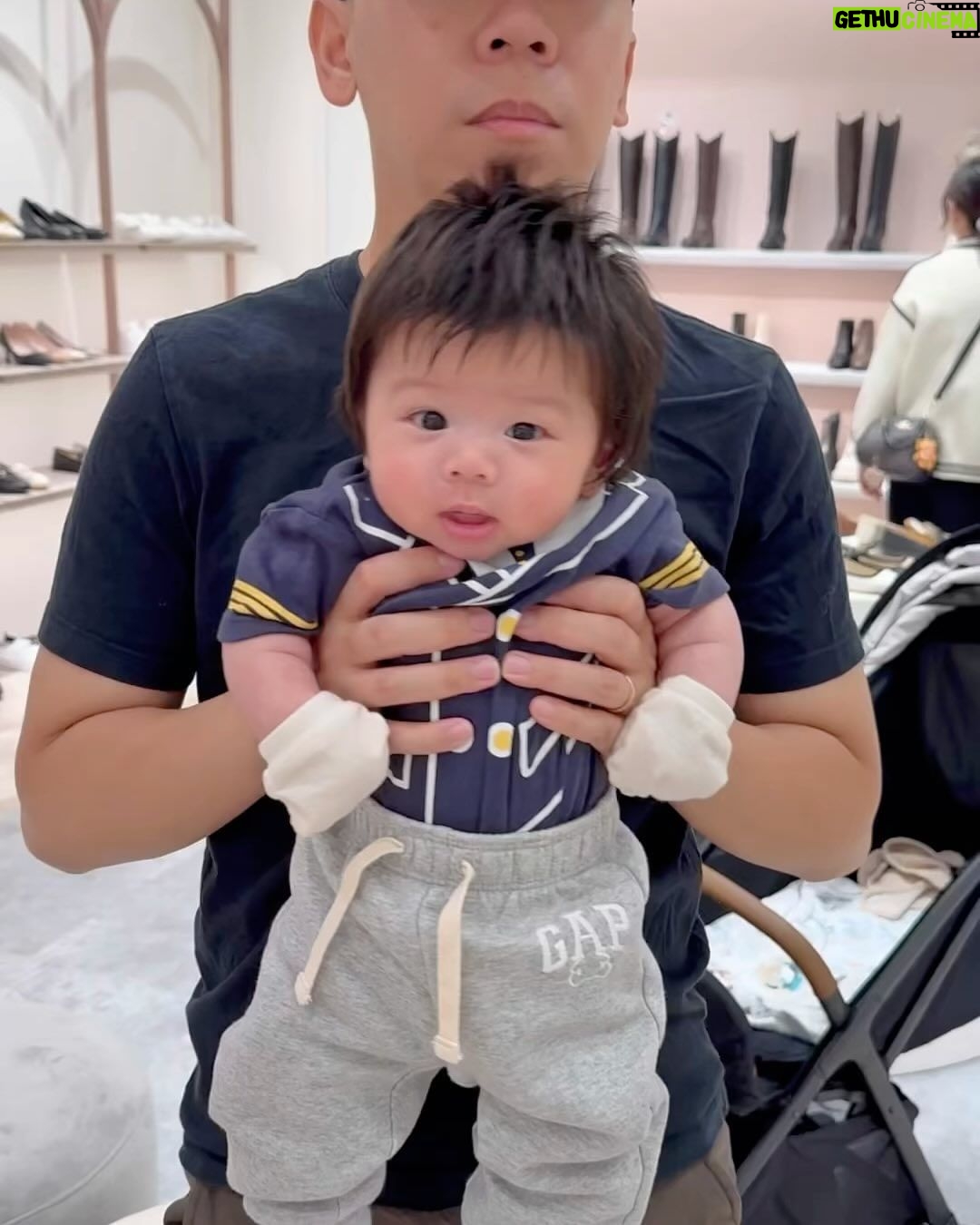 Kerstin Chan Instagram - 過幾天又要變冷了🧣 在那之前先帶著隨身配件(嬰兒)出門逛逛 12月最喜歡來信義區感受節慶氣氛🎄 看到跨年舞台正在搭建中 又驚呼一次2023竟然要過完了😱 青春一去不復返啊~~ 走到ATT 4 FUN @amaitw 信義店新開幕 剛好來踩點 想買新鞋過新年的朋友可以來逛逛 AMAI的鞋墊是用乳膠製成 出了名舒適好走 🙌🏻開幕慶活動資訊提供給大家 12/31 前全館88折 消費滿1800送手提包 12/31跨年夜買鞋免手提 免費宅配到家🏠 amai信義店