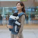 Kerstin Chan Instagram – 今年冬天我有了貼身小暖爐🥰
怕冷時背起來或抱著
就像24小時不退熱的暖暖包
#心貼心 再也不怕冷了～～🧣

不過已經開始擔心
小朋友不知道多大時會不給抱
雖然想能抱就多抱 
但肩頸、手臂不爭氣
現在每天要貼痠痛藥布睡覺😅
爸媽們肌力真的得練好
還需要挑一個好用的揹帶
不但可以減輕身體負擔
出門在外解放雙手 也不是問題👌

第一次試背
@nuna_taiwan 的CUDL 多功能揹帶
就決定讓它成為我們外出的好夥伴
不愧是天絲材質 摸起來質感超好 
我們家嬰 一背上身就睡得亂七八糟
舒適的不得了😴

📝爸媽挑選重點供參考：

🙌🏻舒適的軟墊肩揹帶和加寬腰帶 
背起來很減壓
因為均勻分散了寶寶的重量
地方媽媽的腰跟肩膀真的需要好夥伴幫忙

🙌🏻磁吸式安全扣具 個人推薦真的是好物！
使用起來直覺、順手 
自己操作 也能很快完成穿戴 

🙌🏻我很喜歡把 ”遮光罩”拉起來
可以避免寶寶吹到風或被刺眼的光照到 

🙌🏻模式輕鬆轉換
新生兒就能使用之外
等寶寶長大還面朝外或是後揹 
全部免加配件
而且這條揹帶
還獲得國際髖關節發育不良協會認可
用起來更安心

顏色的部分🩶💙
我選了背在爸爸身上也不違和的丹寧灰
畢竟小孩再大一點
背小孩的苦力
就只能靠爸爸了！🫶🏻

#NunaTaiwan #NunaCUDL #解放忙碌雙手
