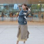 Kerstin Chan Instagram – 今年冬天我有了貼身小暖爐🥰
怕冷時背起來或抱著
就像24小時不退熱的暖暖包
#心貼心 再也不怕冷了～～🧣

不過已經開始擔心
小朋友不知道多大時會不給抱
雖然想能抱就多抱 
但肩頸、手臂不爭氣
現在每天要貼痠痛藥布睡覺😅
爸媽們肌力真的得練好
還需要挑一個好用的揹帶
不但可以減輕身體負擔
出門在外解放雙手 也不是問題👌

第一次試背
@nuna_taiwan 的CUDL 多功能揹帶
就決定讓它成為我們外出的好夥伴
不愧是天絲材質 摸起來質感超好 
我們家嬰 一背上身就睡得亂七八糟
舒適的不得了😴

📝爸媽挑選重點供參考：

🙌🏻舒適的軟墊肩揹帶和加寬腰帶 
背起來很減壓
因為均勻分散了寶寶的重量
地方媽媽的腰跟肩膀真的需要好夥伴幫忙

🙌🏻磁吸式安全扣具 個人推薦真的是好物！
使用起來直覺、順手 
自己操作 也能很快完成穿戴 

🙌🏻我很喜歡把 ”遮光罩”拉起來
可以避免寶寶吹到風或被刺眼的光照到 

🙌🏻模式輕鬆轉換
新生兒就能使用之外
等寶寶長大還面朝外或是後揹 
全部免加配件
而且這條揹帶
還獲得國際髖關節發育不良協會認可
用起來更安心

顏色的部分🩶💙
我選了背在爸爸身上也不違和的丹寧灰
畢竟小孩再大一點
背小孩的苦力
就只能靠爸爸了！🫶🏻

#NunaTaiwan #NunaCUDL #解放忙碌雙手