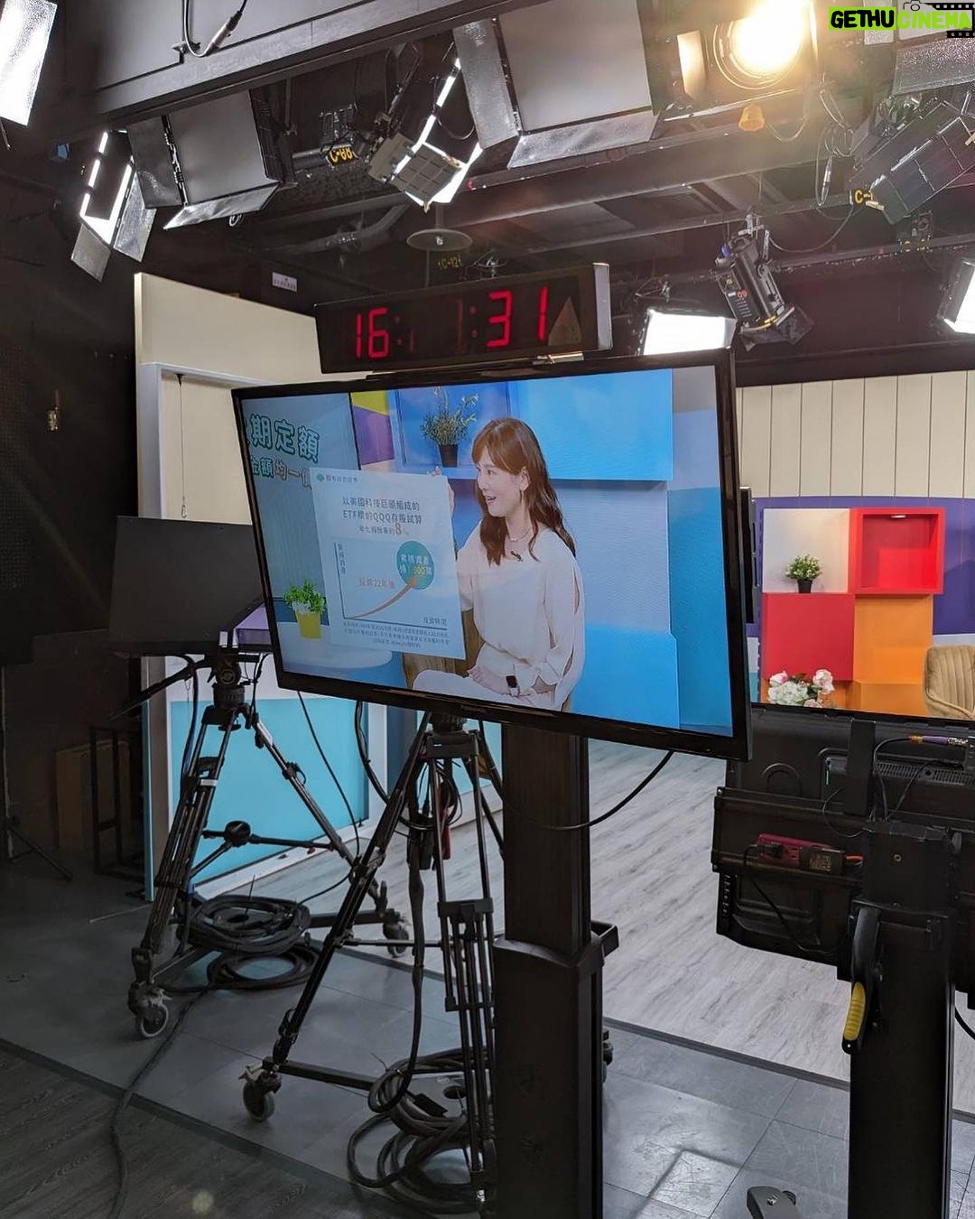 Kerstin Chan Instagram - 生完小孩記憶力會變差是真的 但會不會笨3年 我還不確定 產後2個月上工動動腦 結果出門一下就開始想嬰兒了 各位爸媽會這樣嗎?😉 - 久違上鏡頭 多虧了幫我打理好一切的你們🤍 💈 @jen_ist 幫我染了有質感的美拉德髮色 💄 @boniumake_up 賞我一日美美妝髮 👗 @sugar_lily_official 提供一直被誇獎優雅知性的服裝