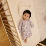 Kerstin Chan Instagram - 已經完全理解天下父母忍不住曬娃的心情😉 畢竟手機裡的照片全部都是嬰兒 滑好久才能看到自己😅 還記得當初知道要迎接新成員之後 想到可以佈置寶寶空間就好開心 這應該媽媽們的一大樂趣🥰 首先最需要的 就是找到一張美觀又耐用的嬰兒床 為了找到合適的睡床 我們花了好多心力和時間 測量尺寸、比較功能 最後選了Jodie多功能嬰兒床 最重要的原因是 能陪伴子龍成長好幾年 不需要每隔一段時間就換床 導致浪費 最厲害的地方在於 總共有7種模式變換 床板也有7段高度能調整 現在使用到的是嬰兒床、床邊床 不久的將來 調整一下高度就能變換成幼兒床 未來還可以改裝成遊戲圍欄、 書桌、畫桌、兒童沙發 七個願望一次滿足😍 組裝過程不需要動用額外工具 卡扣式裝法相對輕鬆方便 我們花不到20分鐘就完成了🙌🏻 而且整張床都是使用德國櫸木製作 質感超級加分～ 我還搭配同系列寢具6件組 有機棉的質料 柔軟透氣 很棒的是全墊可水洗 不用擔心溢奶 漏尿難處理 希望有個溫馨舒適的睡窩後 小寶貝以後別來擠爸媽的床😆 (補充說明:醫師不建議新生兒躺枕頭睡覺避免意外發生，此篇枕頭為床具組內含物，示意圖僅供參考，寶寶1歲後，我才會讓他在睡覺時使用。) 🛏️ @agapebaby_taiwan #agape愛佳倍 #Jodie多功能嬰兒床 #專利免工具安裝