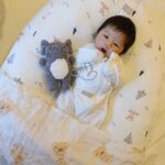 Kerstin Chan Instagram - 寶寶天天都在變 前兩張照片只差不到一個月 感覺已經是不同個人了🥹 每個成長過程都好珍貴 我們一點都不想錯過 不只甘願把時間都給小孩 也讓出好多空間給這位家裡的新成員 現在家裡到處都是小孩的東西 有些是滿足媽媽喜好 但更多是育兒實用好物 從出生開始就用得到 1️⃣Elava #甜甜圈互動枕 是我們家的哄睡法寶 從進月子中心開始就一路用到現在 環狀的圈圈有神奇的包覆感 幫助寶寶容易入眠 大概就像回到媽媽子宮裡一樣安心吧 我們家這隻 常常一放上去就秒入睡 根本是天使寶寶製造枕😇 另一點更棒的是能防止溢奶 我們家寶寶喝完ㄋㄟㄋㄟ 有時抱個1小時放下躺平還是溢奶 互動枕「頭高腳低」的角度設計 真的幫了我們一個大忙 喝完奶放下後 在上面休息一陣子再平躺 可大量減少溢奶機會 聽朋友說 之後練習抬頭也很好用 每次看寶寶睡的舒適安穩 媽媽自己也很想擠進去 看書滑手機時 當做靠背也很舒服 而我自己很喜歡絲質摸起來的親膚觸感 所以選擇的是莫代爾款 它也有雙面款可以挑選唷！ 2️⃣子龍身上的🐰 #安撫包巾 我也很推薦 比較過後 我覺得全包覆款最好用 把寶寶包進去後 拉鍊拉起來就搞定 穿上後讓寶寶多一份安全感 小孩半夜睡覺 不會一直被自己亂揮的小手手嚇醒 還省去戴手套的步驟 這款手有預留一定的活動空間 不會被綁死死的 3️⃣還有必備的 #蓋毯 我挑的是天然純棉材質 比較不用擔心會有過敏問題 方格細密網格結構洗完也不容易變形 出門時可隨身攜帶 依照溫度選擇添用 睡覺時也可以拿來當包巾 先備個幾條絕對不會錯 這次介紹的3款好物 都是我自己用了很滿意的Elava安撫寢具 提供給新生兒爸媽參考~ @elava_tw @yodee_tw #Elava #包巾 #寶寶蓋毯 #睡過夜 #甜甜圈枕 #互動枕 #睡窩 #推薦 #育兒好物 #優迪 #yodee #yodee_tw