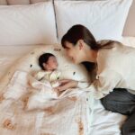 Kerstin Chan Instagram - 寶寶天天都在變 前兩張照片只差不到一個月 感覺已經是不同個人了🥹 每個成長過程都好珍貴 我們一點都不想錯過 不只甘願把時間都給小孩 也讓出好多空間給這位家裡的新成員 現在家裡到處都是小孩的東西 有些是滿足媽媽喜好 但更多是育兒實用好物 從出生開始就用得到 1️⃣Elava #甜甜圈互動枕 是我們家的哄睡法寶 從進月子中心開始就一路用到現在 環狀的圈圈有神奇的包覆感 幫助寶寶容易入眠 大概就像回到媽媽子宮裡一樣安心吧 我們家這隻 常常一放上去就秒入睡 根本是天使寶寶製造枕😇 另一點更棒的是能防止溢奶 我們家寶寶喝完ㄋㄟㄋㄟ 有時抱個1小時放下躺平還是溢奶 互動枕「頭高腳低」的角度設計 真的幫了我們一個大忙 喝完奶放下後 在上面休息一陣子再平躺 可大量減少溢奶機會 聽朋友說 之後練習抬頭也很好用 每次看寶寶睡的舒適安穩 媽媽自己也很想擠進去 看書滑手機時 當做靠背也很舒服 而我自己很喜歡絲質摸起來的親膚觸感 所以選擇的是莫代爾款 它也有雙面款可以挑選唷！ 2️⃣子龍身上的🐰 #安撫包巾 我也很推薦 比較過後 我覺得全包覆款最好用 把寶寶包進去後 拉鍊拉起來就搞定 穿上後讓寶寶多一份安全感 小孩半夜睡覺 不會一直被自己亂揮的小手手嚇醒 還省去戴手套的步驟 這款手有預留一定的活動空間 不會被綁死死的 3️⃣還有必備的 #蓋毯 我挑的是天然純棉材質 比較不用擔心會有過敏問題 方格細密網格結構洗完也不容易變形 出門時可隨身攜帶 依照溫度選擇添用 睡覺時也可以拿來當包巾 先備個幾條絕對不會錯 這次介紹的3款好物 都是我自己用了很滿意的Elava安撫寢具 提供給新生兒爸媽參考~ @elava_tw @yodee_tw #Elava #包巾 #寶寶蓋毯 #睡過夜 #甜甜圈枕 #互動枕 #睡窩 #推薦 #育兒好物 #優迪 #yodee #yodee_tw