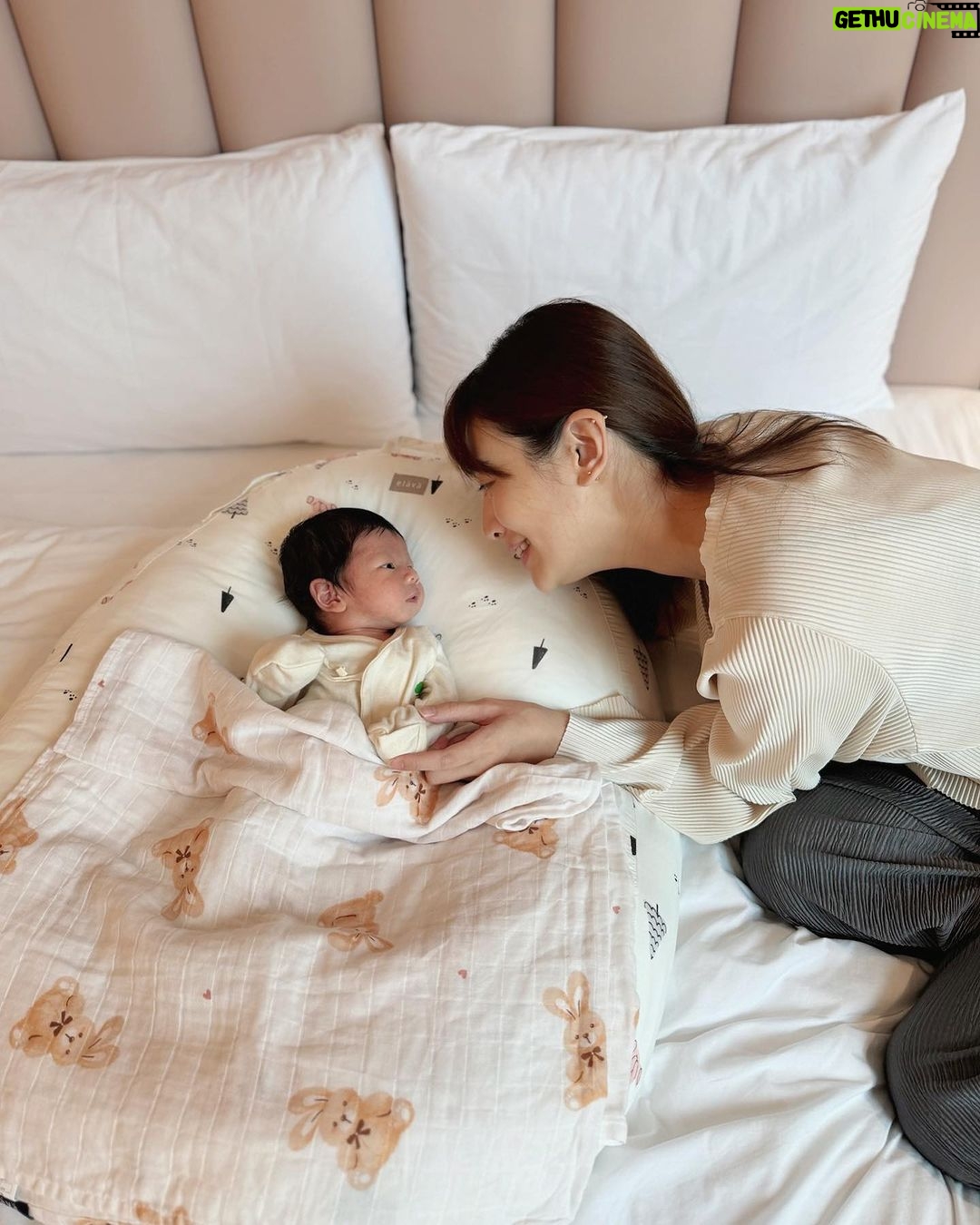 Kerstin Chan Instagram - 寶寶天天都在變 前兩張照片只差不到一個月 感覺已經是不同個人了🥹 每個成長過程都好珍貴 我們一點都不想錯過 不只甘願把時間都給小孩 也讓出好多空間給這位家裡的新成員 現在家裡到處都是小孩的東西 有些是滿足媽媽喜好 但更多是育兒實用好物 從出生開始就用得到 1️⃣Elava #甜甜圈互動枕 是我們家的哄睡法寶 從進月子中心開始就一路用到現在 環狀的圈圈有神奇的包覆感 幫助寶寶容易入眠 大概就像回到媽媽子宮裡一樣安心吧 我們家這隻 常常一放上去就秒入睡 根本是天使寶寶製造枕😇 另一點更棒的是能防止溢奶 我們家寶寶喝完ㄋㄟㄋㄟ 有時抱個1小時放下躺平還是溢奶 互動枕「頭高腳低」的角度設計 真的幫了我們一個大忙 喝完奶放下後 在上面休息一陣子再平躺 可大量減少溢奶機會 聽朋友說 之後練習抬頭也很好用 每次看寶寶睡的舒適安穩 媽媽自己也很想擠進去 看書滑手機時 當做靠背也很舒服 而我自己很喜歡絲質摸起來的親膚觸感 所以選擇的是莫代爾款 它也有雙面款可以挑選唷! 2️⃣子龍身上的🐰 #安撫包巾 我也很推薦 比較過後 我覺得全包覆款最好用 把寶寶包進去後 拉鍊拉起來就搞定 穿上後讓寶寶多一份安全感 小孩半夜睡覺 不會一直被自己亂揮的小手手嚇醒 還省去戴手套的步驟 這款手有預留一定的活動空間 不會被綁死死的 3️⃣還有必備的 #蓋毯 我挑的是天然純棉材質 比較不用擔心會有過敏問題 方格細密網格結構洗完也不容易變形 出門時可隨身攜帶 依照溫度選擇添用 睡覺時也可以拿來當包巾 先備個幾條絕對不會錯 這次介紹的3款好物 都是我自己用了很滿意的Elava安撫寢具 提供給新生兒爸媽參考~ @elava_tw @yodee_tw #Elava #包巾 #寶寶蓋毯 #睡過夜 #甜甜圈枕 #互動枕 #睡窩 #推薦 #育兒好物 #優迪 #yodee #yodee_tw