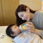Kerstin Chan Instagram - 寶寶天天都在變 前兩張照片只差不到一個月 感覺已經是不同個人了🥹 每個成長過程都好珍貴 我們一點都不想錯過 不只甘願把時間都給小孩 也讓出好多空間給這位家裡的新成員 現在家裡到處都是小孩的東西 有些是滿足媽媽喜好 但更多是育兒實用好物 從出生開始就用得到 1️⃣Elava #甜甜圈互動枕 是我們家的哄睡法寶 從進月子中心開始就一路用到現在 環狀的圈圈有神奇的包覆感 幫助寶寶容易入眠 大概就像回到媽媽子宮裡一樣安心吧 我們家這隻 常常一放上去就秒入睡 根本是天使寶寶製造枕😇 另一點更棒的是能防止溢奶 我們家寶寶喝完ㄋㄟㄋㄟ 有時抱個1小時放下躺平還是溢奶 互動枕「頭高腳低」的角度設計 真的幫了我們一個大忙 喝完奶放下後 在上面休息一陣子再平躺 可大量減少溢奶機會 聽朋友說 之後練習抬頭也很好用 每次看寶寶睡的舒適安穩 媽媽自己也很想擠進去 看書滑手機時 當做靠背也很舒服 而我自己很喜歡絲質摸起來的親膚觸感 所以選擇的是莫代爾款 它也有雙面款可以挑選唷！ 2️⃣子龍身上的🐰 #安撫包巾 我也很推薦 比較過後 我覺得全包覆款最好用 把寶寶包進去後 拉鍊拉起來就搞定 穿上後讓寶寶多一份安全感 小孩半夜睡覺 不會一直被自己亂揮的小手手嚇醒 還省去戴手套的步驟 這款手有預留一定的活動空間 不會被綁死死的 3️⃣還有必備的 #蓋毯 我挑的是天然純棉材質 比較不用擔心會有過敏問題 方格細密網格結構洗完也不容易變形 出門時可隨身攜帶 依照溫度選擇添用 睡覺時也可以拿來當包巾 先備個幾條絕對不會錯 這次介紹的3款好物 都是我自己用了很滿意的Elava安撫寢具 提供給新生兒爸媽參考~ @elava_tw @yodee_tw #Elava #包巾 #寶寶蓋毯 #睡過夜 #甜甜圈枕 #互動枕 #睡窩 #推薦 #育兒好物 #優迪 #yodee #yodee_tw