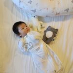 Kerstin Chan Instagram - 寶寶天天都在變 前兩張照片只差不到一個月 感覺已經是不同個人了🥹 每個成長過程都好珍貴 我們一點都不想錯過 不只甘願把時間都給小孩 也讓出好多空間給這位家裡的新成員 現在家裡到處都是小孩的東西 有些是滿足媽媽喜好 但更多是育兒實用好物 從出生開始就用得到 1️⃣Elava #甜甜圈互動枕 是我們家的哄睡法寶 從進月子中心開始就一路用到現在 環狀的圈圈有神奇的包覆感 幫助寶寶容易入眠 大概就像回到媽媽子宮裡一樣安心吧 我們家這隻 常常一放上去就秒入睡 根本是天使寶寶製造枕😇 另一點更棒的是能防止溢奶 我們家寶寶喝完ㄋㄟㄋㄟ 有時抱個1小時放下躺平還是溢奶 互動枕「頭高腳低」的角度設計 真的幫了我們一個大忙 喝完奶放下後 在上面休息一陣子再平躺 可大量減少溢奶機會 聽朋友說 之後練習抬頭也很好用 每次看寶寶睡的舒適安穩 媽媽自己也很想擠進去 看書滑手機時 當做靠背也很舒服 而我自己很喜歡絲質摸起來的親膚觸感 所以選擇的是莫代爾款 它也有雙面款可以挑選唷！ 2️⃣子龍身上的🐰 #安撫包巾 我也很推薦 比較過後 我覺得全包覆款最好用 把寶寶包進去後 拉鍊拉起來就搞定 穿上後讓寶寶多一份安全感 小孩半夜睡覺 不會一直被自己亂揮的小手手嚇醒 還省去戴手套的步驟 這款手有預留一定的活動空間 不會被綁死死的 3️⃣還有必備的 #蓋毯 我挑的是天然純棉材質 比較不用擔心會有過敏問題 方格細密網格結構洗完也不容易變形 出門時可隨身攜帶 依照溫度選擇添用 睡覺時也可以拿來當包巾 先備個幾條絕對不會錯 這次介紹的3款好物 都是我自己用了很滿意的Elava安撫寢具 提供給新生兒爸媽參考~ @elava_tw @yodee_tw #Elava #包巾 #寶寶蓋毯 #睡過夜 #甜甜圈枕 #互動枕 #睡窩 #推薦 #育兒好物 #優迪 #yodee #yodee_tw