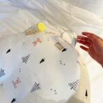 Kerstin Chan Instagram - 寶寶天天都在變 前兩張照片只差不到一個月 感覺已經是不同個人了🥹 每個成長過程都好珍貴 我們一點都不想錯過 不只甘願把時間都給小孩 也讓出好多空間給這位家裡的新成員 現在家裡到處都是小孩的東西 有些是滿足媽媽喜好 但更多是育兒實用好物 從出生開始就用得到 1️⃣Elava #甜甜圈互動枕 是我們家的哄睡法寶 從進月子中心開始就一路用到現在 環狀的圈圈有神奇的包覆感 幫助寶寶容易入眠 大概就像回到媽媽子宮裡一樣安心吧 我們家這隻 常常一放上去就秒入睡 根本是天使寶寶製造枕😇 另一點更棒的是能防止溢奶 我們家寶寶喝完ㄋㄟㄋㄟ 有時抱個1小時放下躺平還是溢奶 互動枕「頭高腳低」的角度設計 真的幫了我們一個大忙 喝完奶放下後 在上面休息一陣子再平躺 可大量減少溢奶機會 聽朋友說 之後練習抬頭也很好用 每次看寶寶睡的舒適安穩 媽媽自己也很想擠進去 看書滑手機時 當做靠背也很舒服 而我自己很喜歡絲質摸起來的親膚觸感 所以選擇的是莫代爾款 它也有雙面款可以挑選唷！ 2️⃣子龍身上的🐰 #安撫包巾 我也很推薦 比較過後 我覺得全包覆款最好用 把寶寶包進去後 拉鍊拉起來就搞定 穿上後讓寶寶多一份安全感 小孩半夜睡覺 不會一直被自己亂揮的小手手嚇醒 還省去戴手套的步驟 這款手有預留一定的活動空間 不會被綁死死的 3️⃣還有必備的 #蓋毯 我挑的是天然純棉材質 比較不用擔心會有過敏問題 方格細密網格結構洗完也不容易變形 出門時可隨身攜帶 依照溫度選擇添用 睡覺時也可以拿來當包巾 先備個幾條絕對不會錯 這次介紹的3款好物 都是我自己用了很滿意的Elava安撫寢具 提供給新生兒爸媽參考~ @elava_tw @yodee_tw #Elava #包巾 #寶寶蓋毯 #睡過夜 #甜甜圈枕 #互動枕 #睡窩 #推薦 #育兒好物 #優迪 #yodee #yodee_tw