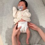 Kerstin Chan Instagram - 現在每天跟邵聊最多的話題 就是小孩喝多少奶、便便尿尿幾次 屎尿話題我們還進階到 可以一邊吃飯一邊聊也不覺得噁😂 輪值夜班照顧嬰兒的我 每天會留言交接 凌晨發生了什麼 經歷了哪些可怕的事 有寶寶大哭不止 有怎麼哄都不睡 也有好幾度差點發生土石流危機 最讓我得意的就是 子龍大半夜炸屎時 守住山洪爆發 當然不是靠我自己 這都要感謝👶🏻MOLTEX 舒比無慮紙尿褲的神助力 讓我一人單打獨鬥時 免於經歷大災難💩💩 能夠屢屢守住洪水 要歸功於0反滲的設計 我實際拿衛生紙測試 就連吸滿尿量時 按壓都沒有反滲問題 專利U型導流結構 讓大量液體迅速滲透 據說8次尿量 都能保持乾爽 所以用了舒比尿布後 我們都沒有碰過紅屁屁的問題👍 MOLTEX 是來自德國的60年老字號品牌 首創環保無毒尿布 歐洲製造的紙尿褲 在市面上非常少見 因為從原料到成品 都要通過歐洲的嚴格規範 我本身是過敏體質 也擔心嫩嬰皮膚容易敏感 MOLTEX獲得無毒認證 0氯化物、0甲醛 加上無過敏的臨床實證 讓我們用了更安心 一開始認識這個品牌 在因為網路上爬文時 看到許多媽媽 對於分很細的“尺寸設計”給了好評價 總共有6種規格 在不同時期 都能找到合適大小的尿布 實際使用感受也很明顯 新生兒NB尺寸做的夠小號 比起其他試用過的品牌 穿起來不會ㄌㄤㄌㄤ的 不需要反摺包 我們到寶寶一個半月、 4公斤以上時 就換成大一號的XS 小嬰兒成長速度飛快 記得隨著體重增加 尿布尺寸也要滾動式調整 尿溼顯示也無敵方便 看到顯示線變色 就知道該換尿布囉~ 長輩看到都說好羨慕 有了這些進化的產品輔助 跟以前比 育兒起來方便許多🥰 還有一點很棒的是 MOLTEX可以單包購買 先試用看看 不需要直接買到一大箱 🛍️ https://lihi2.com/dLvlK 現在買舒比紙尿褲 (12/11-12/14) 滿399就送Enblanc韓國銀離子抗菌純水72抽濕紙巾 滿999再送經典木製玩具哦 (不累贈) #MOLTEX #MOLTEX舒比無慮紙尿褲 #好眠神器 #歐洲製造頂級抗敏