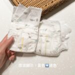 Kerstin Chan Instagram - 現在每天跟邵聊最多的話題 就是小孩喝多少奶、便便尿尿幾次 屎尿話題我們還進階到 可以一邊吃飯一邊聊也不覺得噁😂 輪值夜班照顧嬰兒的我 每天會留言交接 凌晨發生了什麼 經歷了哪些可怕的事 有寶寶大哭不止 有怎麼哄都不睡 也有好幾度差點發生土石流危機 最讓我得意的就是 子龍大半夜炸屎時 守住山洪爆發 當然不是靠我自己 這都要感謝👶🏻MOLTEX 舒比無慮紙尿褲的神助力 讓我一人單打獨鬥時 免於經歷大災難💩💩 能夠屢屢守住洪水 要歸功於0反滲的設計 我實際拿衛生紙測試 就連吸滿尿量時 按壓都沒有反滲問題 專利U型導流結構 讓大量液體迅速滲透 據說8次尿量 都能保持乾爽 所以用了舒比尿布後 我們都沒有碰過紅屁屁的問題👍 MOLTEX 是來自德國的60年老字號品牌 首創環保無毒尿布 歐洲製造的紙尿褲 在市面上非常少見 因為從原料到成品 都要通過歐洲的嚴格規範 我本身是過敏體質 也擔心嫩嬰皮膚容易敏感 MOLTEX獲得無毒認證 0氯化物、0甲醛 加上無過敏的臨床實證 讓我們用了更安心 一開始認識這個品牌 在因為網路上爬文時 看到許多媽媽 對於分很細的“尺寸設計”給了好評價 總共有6種規格 在不同時期 都能找到合適大小的尿布 實際使用感受也很明顯 新生兒NB尺寸做的夠小號 比起其他試用過的品牌 穿起來不會ㄌㄤㄌㄤ的 不需要反摺包 我們到寶寶一個半月、 4公斤以上時 就換成大一號的XS 小嬰兒成長速度飛快 記得隨著體重增加 尿布尺寸也要滾動式調整 尿溼顯示也無敵方便 看到顯示線變色 就知道該換尿布囉~ 長輩看到都說好羨慕 有了這些進化的產品輔助 跟以前比 育兒起來方便許多🥰 還有一點很棒的是 MOLTEX可以單包購買 先試用看看 不需要直接買到一大箱 🛍️ https://lihi2.com/dLvlK 現在買舒比紙尿褲 (12/11-12/14) 滿399就送Enblanc韓國銀離子抗菌純水72抽濕紙巾 滿999再送經典木製玩具哦 (不累贈) #MOLTEX #MOLTEX舒比無慮紙尿褲 #好眠神器 #歐洲製造頂級抗敏