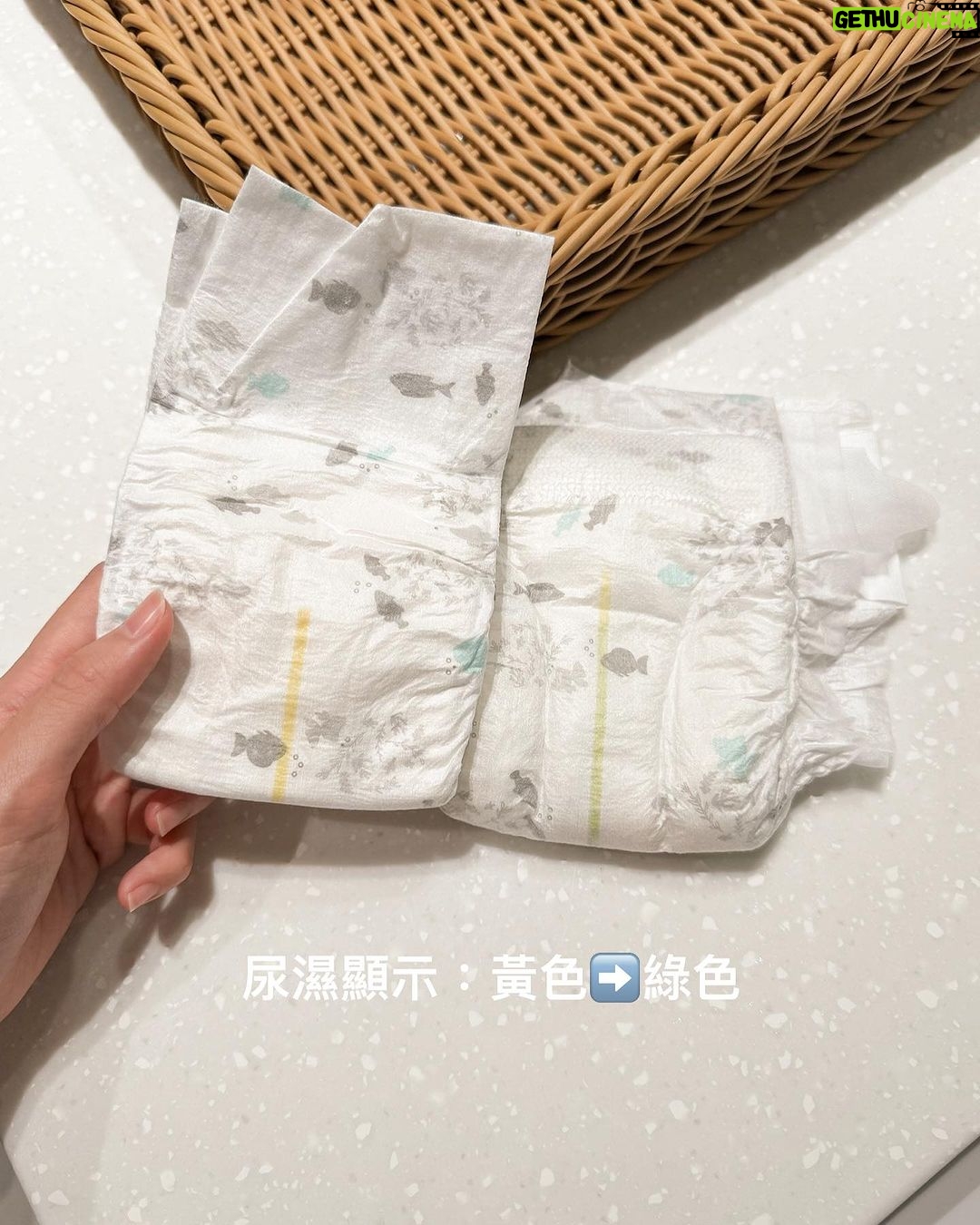Kerstin Chan Instagram - 現在每天跟邵聊最多的話題 就是小孩喝多少奶、便便尿尿幾次 屎尿話題我們還進階到 可以一邊吃飯一邊聊也不覺得噁😂 輪值夜班照顧嬰兒的我 每天會留言交接 凌晨發生了什麼 經歷了哪些可怕的事 有寶寶大哭不止 有怎麼哄都不睡 也有好幾度差點發生土石流危機 最讓我得意的就是 子龍大半夜炸屎時 守住山洪爆發 當然不是靠我自己 這都要感謝👶🏻MOLTEX 舒比無慮紙尿褲的神助力 讓我一人單打獨鬥時 免於經歷大災難💩💩 能夠屢屢守住洪水 要歸功於0反滲的設計 我實際拿衛生紙測試 就連吸滿尿量時 按壓都沒有反滲問題 專利U型導流結構 讓大量液體迅速滲透 據說8次尿量 都能保持乾爽 所以用了舒比尿布後 我們都沒有碰過紅屁屁的問題👍 MOLTEX 是來自德國的60年老字號品牌 首創環保無毒尿布 歐洲製造的紙尿褲 在市面上非常少見 因為從原料到成品 都要通過歐洲的嚴格規範 我本身是過敏體質 也擔心嫩嬰皮膚容易敏感 MOLTEX獲得無毒認證 0氯化物、0甲醛 加上無過敏的臨床實證 讓我們用了更安心 一開始認識這個品牌 在因為網路上爬文時 看到許多媽媽 對於分很細的“尺寸設計”給了好評價 總共有6種規格 在不同時期 都能找到合適大小的尿布 實際使用感受也很明顯 新生兒NB尺寸做的夠小號 比起其他試用過的品牌 穿起來不會ㄌㄤㄌㄤ的 不需要反摺包 我們到寶寶一個半月、 4公斤以上時 就換成大一號的XS 小嬰兒成長速度飛快 記得隨著體重增加 尿布尺寸也要滾動式調整 尿溼顯示也無敵方便 看到顯示線變色 就知道該換尿布囉~ 長輩看到都說好羨慕 有了這些進化的產品輔助 跟以前比 育兒起來方便許多🥰 還有一點很棒的是 MOLTEX可以單包購買 先試用看看 不需要直接買到一大箱 🛍️ https://lihi2.com/dLvlK 現在買舒比紙尿褲 (12/11-12/14) 滿399就送Enblanc韓國銀離子抗菌純水72抽濕紙巾 滿999再送經典木製玩具哦 (不累贈) #MOLTEX #MOLTEX舒比無慮紙尿褲 #好眠神器 #歐洲製造頂級抗敏