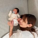 Kerstin Chan Instagram - 現在每天跟邵聊最多的話題 就是小孩喝多少奶、便便尿尿幾次 屎尿話題我們還進階到 可以一邊吃飯一邊聊也不覺得噁😂 輪值夜班照顧嬰兒的我 每天會留言交接 凌晨發生了什麼 經歷了哪些可怕的事 有寶寶大哭不止 有怎麼哄都不睡 也有好幾度差點發生土石流危機 最讓我得意的就是 子龍大半夜炸屎時 守住山洪爆發 當然不是靠我自己 這都要感謝👶🏻MOLTEX 舒比無慮紙尿褲的神助力 讓我一人單打獨鬥時 免於經歷大災難💩💩 能夠屢屢守住洪水 要歸功於0反滲的設計 我實際拿衛生紙測試 就連吸滿尿量時 按壓都沒有反滲問題 專利U型導流結構 讓大量液體迅速滲透 據說8次尿量 都能保持乾爽 所以用了舒比尿布後 我們都沒有碰過紅屁屁的問題👍 MOLTEX 是來自德國的60年老字號品牌 首創環保無毒尿布 歐洲製造的紙尿褲 在市面上非常少見 因為從原料到成品 都要通過歐洲的嚴格規範 我本身是過敏體質 也擔心嫩嬰皮膚容易敏感 MOLTEX獲得無毒認證 0氯化物、0甲醛 加上無過敏的臨床實證 讓我們用了更安心 一開始認識這個品牌 在因為網路上爬文時 看到許多媽媽 對於分很細的“尺寸設計”給了好評價 總共有6種規格 在不同時期 都能找到合適大小的尿布 實際使用感受也很明顯 新生兒NB尺寸做的夠小號 比起其他試用過的品牌 穿起來不會ㄌㄤㄌㄤ的 不需要反摺包 我們到寶寶一個半月、 4公斤以上時 就換成大一號的XS 小嬰兒成長速度飛快 記得隨著體重增加 尿布尺寸也要滾動式調整 尿溼顯示也無敵方便 看到顯示線變色 就知道該換尿布囉~ 長輩看到都說好羨慕 有了這些進化的產品輔助 跟以前比 育兒起來方便許多🥰 還有一點很棒的是 MOLTEX可以單包購買 先試用看看 不需要直接買到一大箱 🛍️ https://lihi2.com/dLvlK 現在買舒比紙尿褲 (12/11-12/14) 滿399就送Enblanc韓國銀離子抗菌純水72抽濕紙巾 滿999再送經典木製玩具哦 (不累贈) #MOLTEX #MOLTEX舒比無慮紙尿褲 #好眠神器 #歐洲製造頂級抗敏