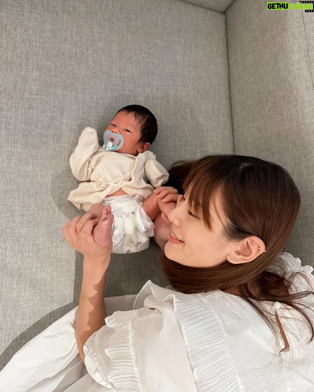 Kerstin Chan Instagram - 現在每天跟邵聊最多的話題 就是小孩喝多少奶、便便尿尿幾次 屎尿話題我們還進階到 可以一邊吃飯一邊聊也不覺得噁😂 輪值夜班照顧嬰兒的我 每天會留言交接 凌晨發生了什麼 經歷了哪些可怕的事 有寶寶大哭不止 有怎麼哄都不睡 也有好幾度差點發生土石流危機 最讓我得意的就是 子龍大半夜炸屎時 守住山洪爆發 當然不是靠我自己 這都要感謝👶🏻MOLTEX 舒比無慮紙尿褲的神助力 讓我一人單打獨鬥時 免於經歷大災難💩💩 能夠屢屢守住洪水 要歸功於0反滲的設計 我實際拿衛生紙測試 就連吸滿尿量時 按壓都沒有反滲問題 專利U型導流結構 讓大量液體迅速滲透 據說8次尿量 都能保持乾爽 所以用了舒比尿布後 我們都沒有碰過紅屁屁的問題👍 MOLTEX 是來自德國的60年老字號品牌 首創環保無毒尿布 歐洲製造的紙尿褲 在市面上非常少見 因為從原料到成品 都要通過歐洲的嚴格規範 我本身是過敏體質 也擔心嫩嬰皮膚容易敏感 MOLTEX獲得無毒認證 0氯化物、0甲醛 加上無過敏的臨床實證 讓我們用了更安心 一開始認識這個品牌 在因為網路上爬文時 看到許多媽媽 對於分很細的“尺寸設計”給了好評價 總共有6種規格 在不同時期 都能找到合適大小的尿布 實際使用感受也很明顯 新生兒NB尺寸做的夠小號 比起其他試用過的品牌 穿起來不會ㄌㄤㄌㄤ的 不需要反摺包 我們到寶寶一個半月、 4公斤以上時 就換成大一號的XS 小嬰兒成長速度飛快 記得隨著體重增加 尿布尺寸也要滾動式調整 尿溼顯示也無敵方便 看到顯示線變色 就知道該換尿布囉~ 長輩看到都說好羨慕 有了這些進化的產品輔助 跟以前比 育兒起來方便許多🥰 還有一點很棒的是 MOLTEX可以單包購買 先試用看看 不需要直接買到一大箱 🛍️ https://lihi2.com/dLvlK 現在買舒比紙尿褲 (12/11-12/14) 滿399就送Enblanc韓國銀離子抗菌純水72抽濕紙巾 滿999再送經典木製玩具哦 (不累贈) #MOLTEX #MOLTEX舒比無慮紙尿褲 #好眠神器 #歐洲製造頂級抗敏