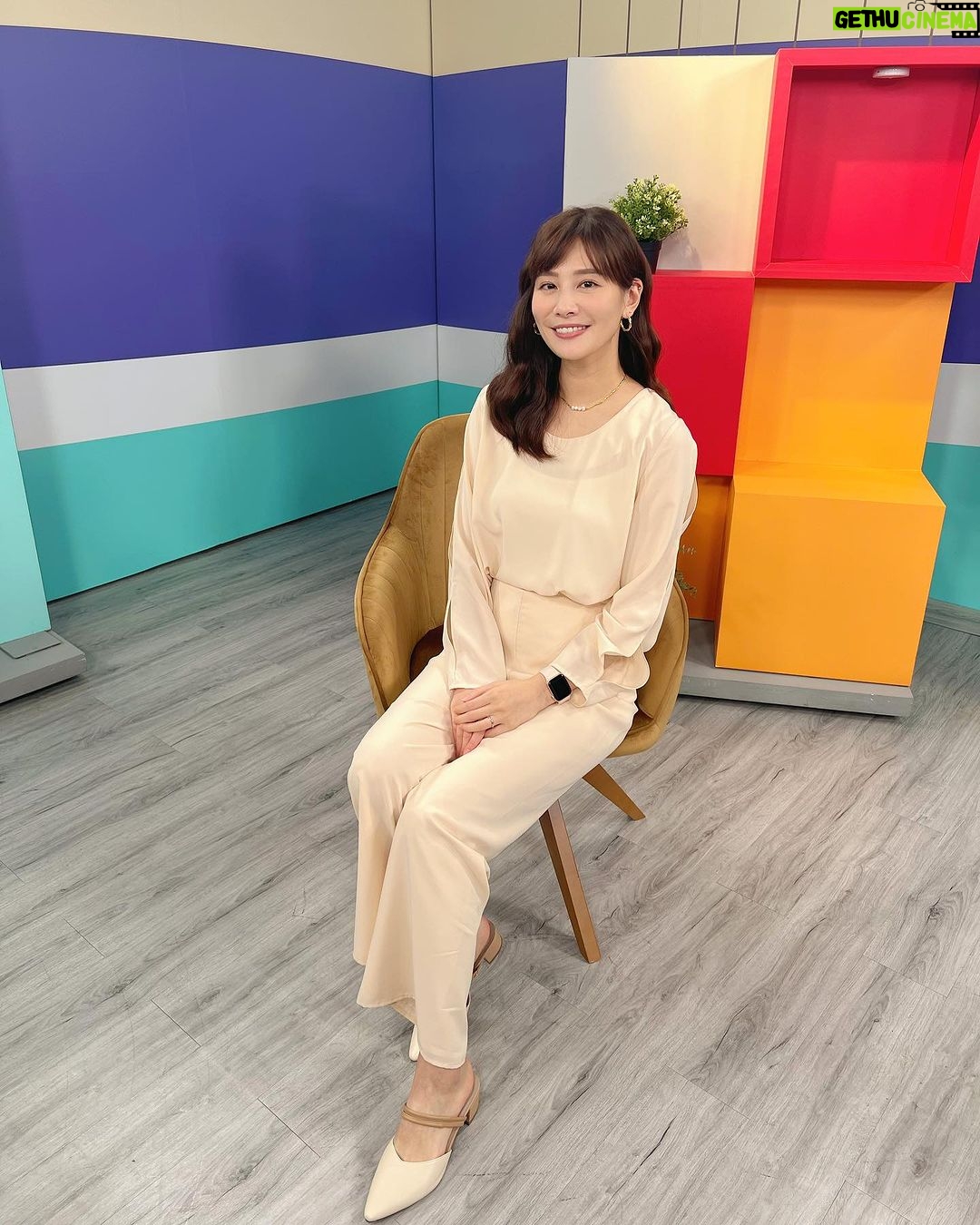 Kerstin Chan Instagram - 生完小孩記憶力會變差是真的 但會不會笨3年 我還不確定 產後2個月上工動動腦 結果出門一下就開始想嬰兒了 各位爸媽會這樣嗎?😉 - 久違上鏡頭 多虧了幫我打理好一切的你們🤍 💈 @jen_ist 幫我染了有質感的美拉德髮色 💄 @boniumake_up 賞我一日美美妝髮 👗 @sugar_lily_official 提供一直被誇獎優雅知性的服裝