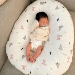 Kerstin Chan Instagram - 現在每天跟邵聊最多的話題 就是小孩喝多少奶、便便尿尿幾次 屎尿話題我們還進階到 可以一邊吃飯一邊聊也不覺得噁😂 輪值夜班照顧嬰兒的我 每天會留言交接 凌晨發生了什麼 經歷了哪些可怕的事 有寶寶大哭不止 有怎麼哄都不睡 也有好幾度差點發生土石流危機 最讓我得意的就是 子龍大半夜炸屎時 守住山洪爆發 當然不是靠我自己 這都要感謝👶🏻MOLTEX 舒比無慮紙尿褲的神助力 讓我一人單打獨鬥時 免於經歷大災難💩💩 能夠屢屢守住洪水 要歸功於0反滲的設計 我實際拿衛生紙測試 就連吸滿尿量時 按壓都沒有反滲問題 專利U型導流結構 讓大量液體迅速滲透 據說8次尿量 都能保持乾爽 所以用了舒比尿布後 我們都沒有碰過紅屁屁的問題👍 MOLTEX 是來自德國的60年老字號品牌 首創環保無毒尿布 歐洲製造的紙尿褲 在市面上非常少見 因為從原料到成品 都要通過歐洲的嚴格規範 我本身是過敏體質 也擔心嫩嬰皮膚容易敏感 MOLTEX獲得無毒認證 0氯化物、0甲醛 加上無過敏的臨床實證 讓我們用了更安心 一開始認識這個品牌 在因為網路上爬文時 看到許多媽媽 對於分很細的“尺寸設計”給了好評價 總共有6種規格 在不同時期 都能找到合適大小的尿布 實際使用感受也很明顯 新生兒NB尺寸做的夠小號 比起其他試用過的品牌 穿起來不會ㄌㄤㄌㄤ的 不需要反摺包 我們到寶寶一個半月、 4公斤以上時 就換成大一號的XS 小嬰兒成長速度飛快 記得隨著體重增加 尿布尺寸也要滾動式調整 尿溼顯示也無敵方便 看到顯示線變色 就知道該換尿布囉~ 長輩看到都說好羨慕 有了這些進化的產品輔助 跟以前比 育兒起來方便許多🥰 還有一點很棒的是 MOLTEX可以單包購買 先試用看看 不需要直接買到一大箱 🛍️ https://lihi2.com/dLvlK 現在買舒比紙尿褲 (12/11-12/14) 滿399就送Enblanc韓國銀離子抗菌純水72抽濕紙巾 滿999再送經典木製玩具哦 (不累贈) #MOLTEX #MOLTEX舒比無慮紙尿褲 #好眠神器 #歐洲製造頂級抗敏