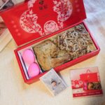 Kerstin Chan Instagram - 🚗彌月油飯發送完畢～🤍 懷孕開始收到好多暖心祝福 從照顧媽媽的補品 到寶寶日常用品、可愛的小小衣物 育嬰好用小物 還有福氣滿滿的恩典牌 感謝被親朋好友的愛圍繞著 一直想著要送上彌月禮 好好謝謝身邊的你們🫶🏻 身為油飯控 每次拿到彌月油飯都迫不及待吃吃看 心中早就有油飯排行榜 趁這次機會 想跟大家分享我心中第一名 我都跟別人說 來自台中的蔡記油飯 料多澎湃、口味獨特 難怪網路上有這麼多死忠擁護者 不知道第一次嚐鮮的人 是不是跟我一樣 看到油飯上厚厚一層蝦米和豬肉絲 先被老闆的滿滿誠意給收服 和著油飯一口接一口實在太滿足 而且飯越嚼越香 又不會太油膩 還記得第一次試吃時 因為太涮嘴 一不小心就嗑掉一大半 熱量實在是非常母湯 好險吃完沒礙胃的問題 雞腿更是驚為天人 我的天！蔡記油飯的🍗豪大大雞腿 跟別家的傳統雞腿都不一樣 竟然是義式香料烤雞腿！！ 難得的是 肉質非常軟嫩juicy 啃起來超過癮～ 沒想到中西風味融合在一起意外合拍 希望我精心挑選的油飯 吃到的朋友們也會喜歡❤️ 我心目中 #彌月油飯最佳品牌 @tsaigi1983 #蔡記油飯 #彌月油飯 #彌月禮盒