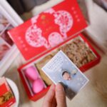 Kerstin Chan Instagram - 🚗彌月油飯發送完畢～🤍 懷孕開始收到好多暖心祝福 從照顧媽媽的補品 到寶寶日常用品、可愛的小小衣物 育嬰好用小物 還有福氣滿滿的恩典牌 感謝被親朋好友的愛圍繞著 一直想著要送上彌月禮 好好謝謝身邊的你們🫶🏻 身為油飯控 每次拿到彌月油飯都迫不及待吃吃看 心中早就有油飯排行榜 趁這次機會 想跟大家分享我心中第一名 我都跟別人說 來自台中的蔡記油飯 料多澎湃、口味獨特 難怪網路上有這麼多死忠擁護者 不知道第一次嚐鮮的人 是不是跟我一樣 看到油飯上厚厚一層蝦米和豬肉絲 先被老闆的滿滿誠意給收服 和著油飯一口接一口實在太滿足 而且飯越嚼越香 又不會太油膩 還記得第一次試吃時 因為太涮嘴 一不小心就嗑掉一大半 熱量實在是非常母湯 好險吃完沒礙胃的問題 雞腿更是驚為天人 我的天！蔡記油飯的🍗豪大大雞腿 跟別家的傳統雞腿都不一樣 竟然是義式香料烤雞腿！！ 難得的是 肉質非常軟嫩juicy 啃起來超過癮～ 沒想到中西風味融合在一起意外合拍 希望我精心挑選的油飯 吃到的朋友們也會喜歡❤️ 我心目中 #彌月油飯最佳品牌 @tsaigi1983 #蔡記油飯 #彌月油飯 #彌月禮盒