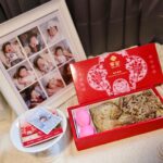 Kerstin Chan Instagram - 🚗彌月油飯發送完畢～🤍 懷孕開始收到好多暖心祝福 從照顧媽媽的補品 到寶寶日常用品、可愛的小小衣物 育嬰好用小物 還有福氣滿滿的恩典牌 感謝被親朋好友的愛圍繞著 一直想著要送上彌月禮 好好謝謝身邊的你們🫶🏻 身為油飯控 每次拿到彌月油飯都迫不及待吃吃看 心中早就有油飯排行榜 趁這次機會 想跟大家分享我心中第一名 我都跟別人說 來自台中的蔡記油飯 料多澎湃、口味獨特 難怪網路上有這麼多死忠擁護者 不知道第一次嚐鮮的人 是不是跟我一樣 看到油飯上厚厚一層蝦米和豬肉絲 先被老闆的滿滿誠意給收服 和著油飯一口接一口實在太滿足 而且飯越嚼越香 又不會太油膩 還記得第一次試吃時 因為太涮嘴 一不小心就嗑掉一大半 熱量實在是非常母湯 好險吃完沒礙胃的問題 雞腿更是驚為天人 我的天！蔡記油飯的🍗豪大大雞腿 跟別家的傳統雞腿都不一樣 竟然是義式香料烤雞腿！！ 難得的是 肉質非常軟嫩juicy 啃起來超過癮～ 沒想到中西風味融合在一起意外合拍 希望我精心挑選的油飯 吃到的朋友們也會喜歡❤️ 我心目中 #彌月油飯最佳品牌 @tsaigi1983 #蔡記油飯 #彌月油飯 #彌月禮盒